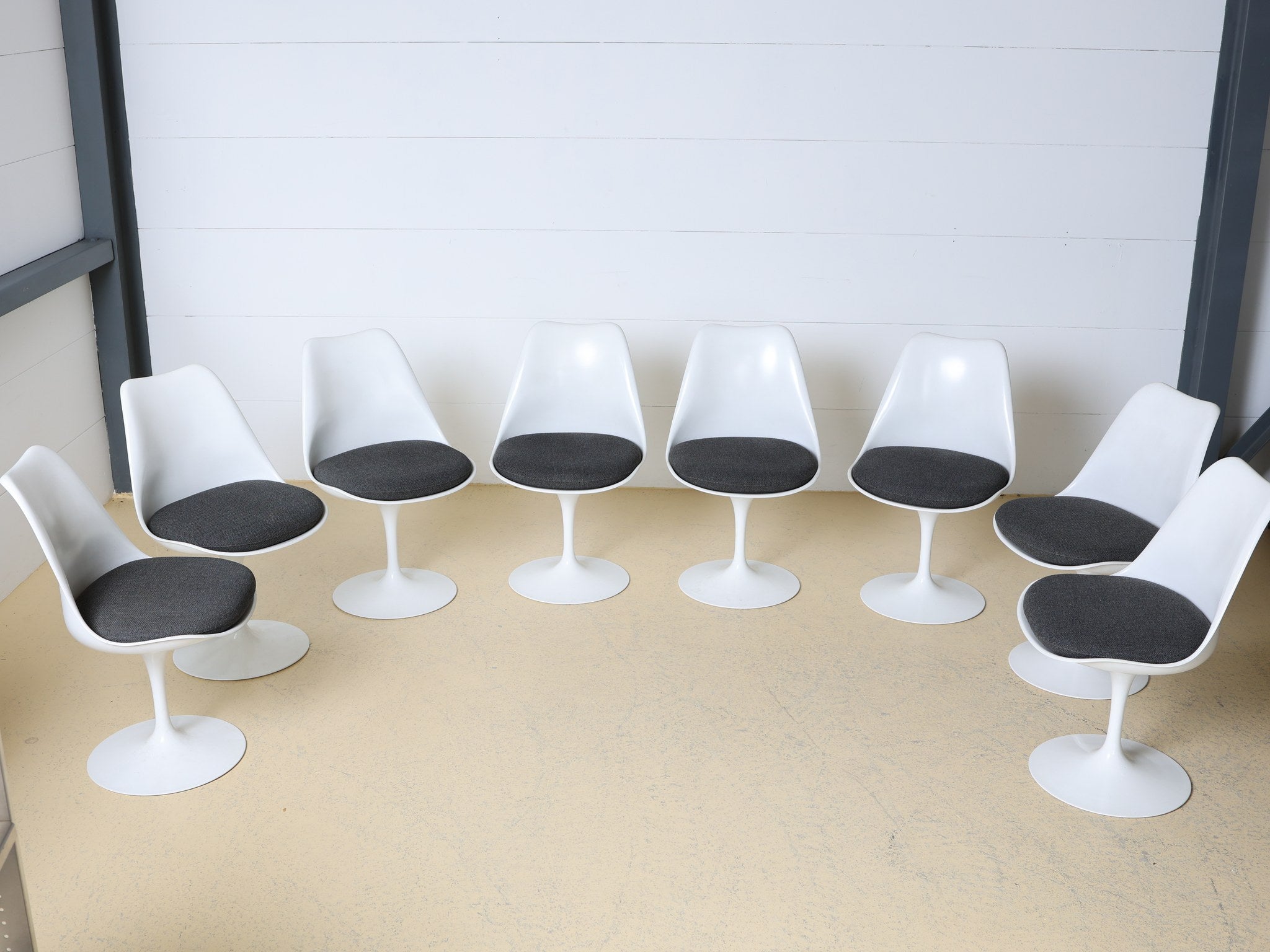 Detailaufnahme der Glasfaser-Sitzschale eines originalen Knoll Tulip Chairs