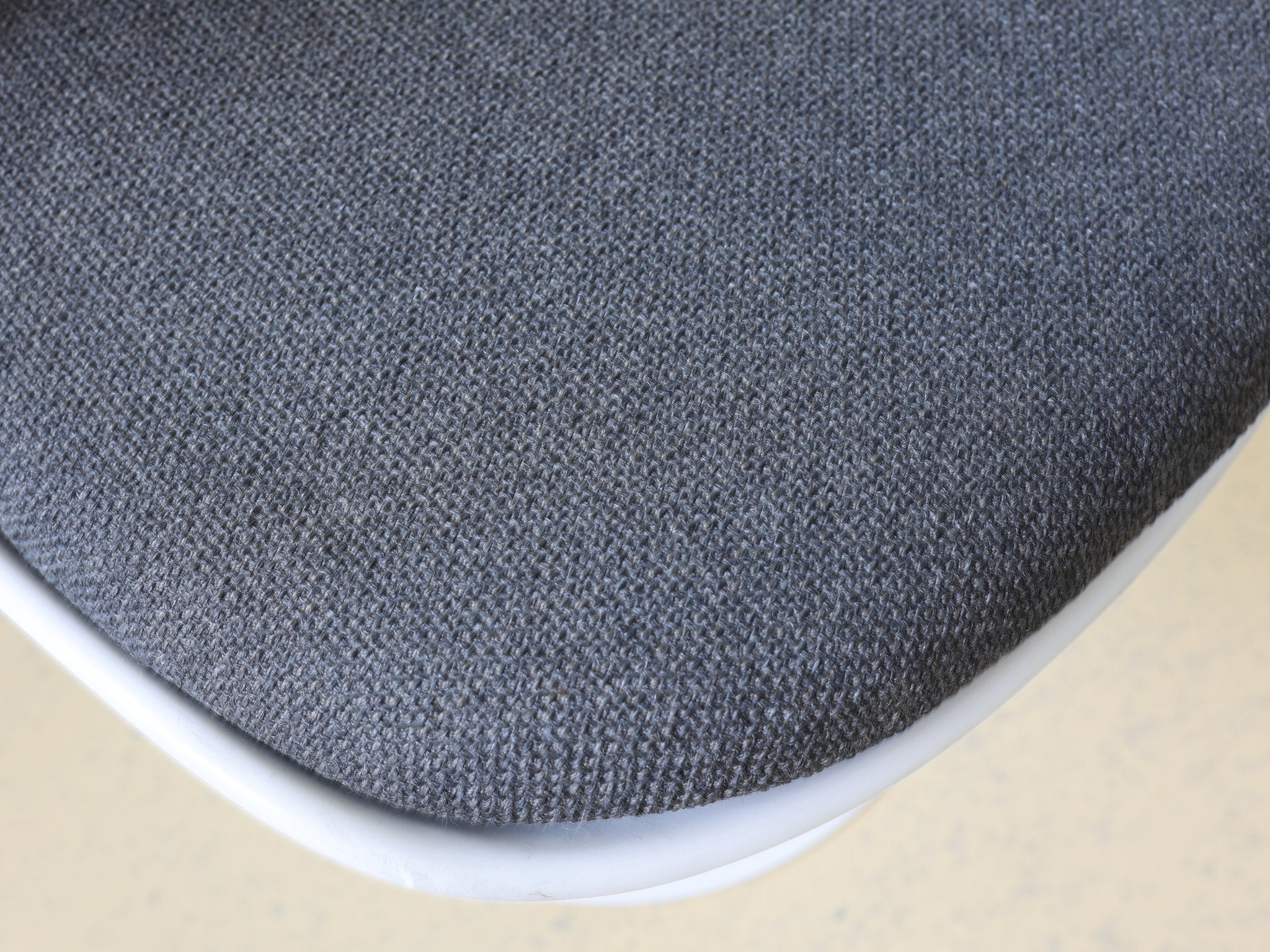 Anthrazitfarbenes Sitzkissen auf weisser Tulip Chair Schale von Knoll