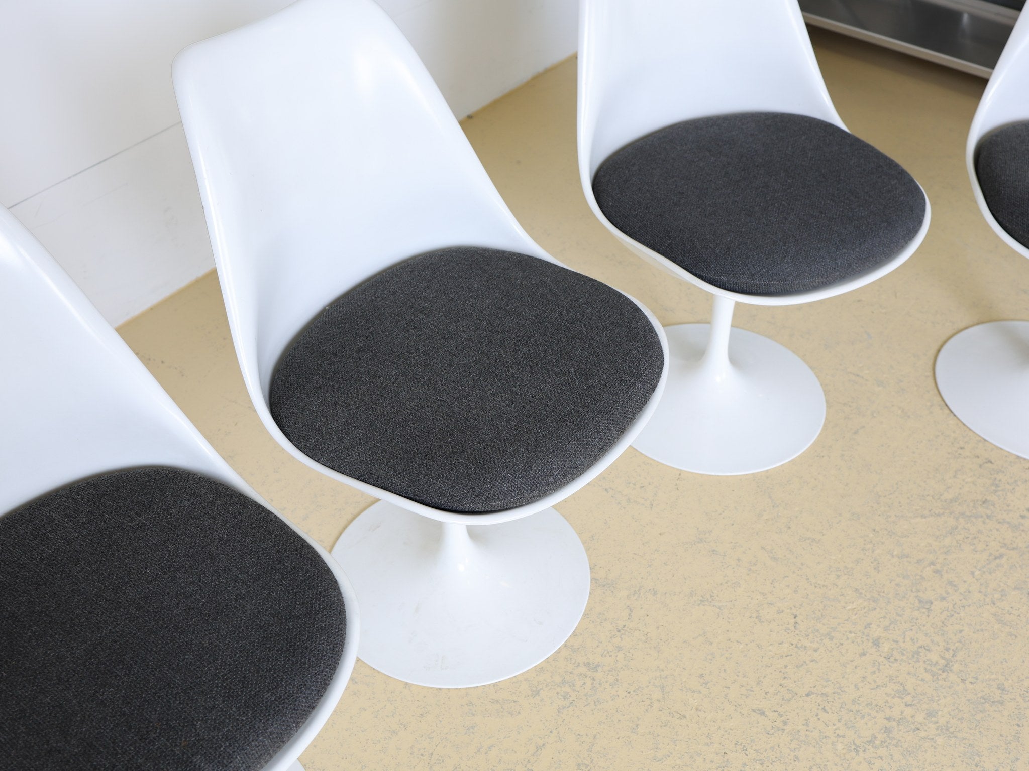 Detailansicht der Verbindung zwischen Fuss und Sitzschale beim Tulip Chair