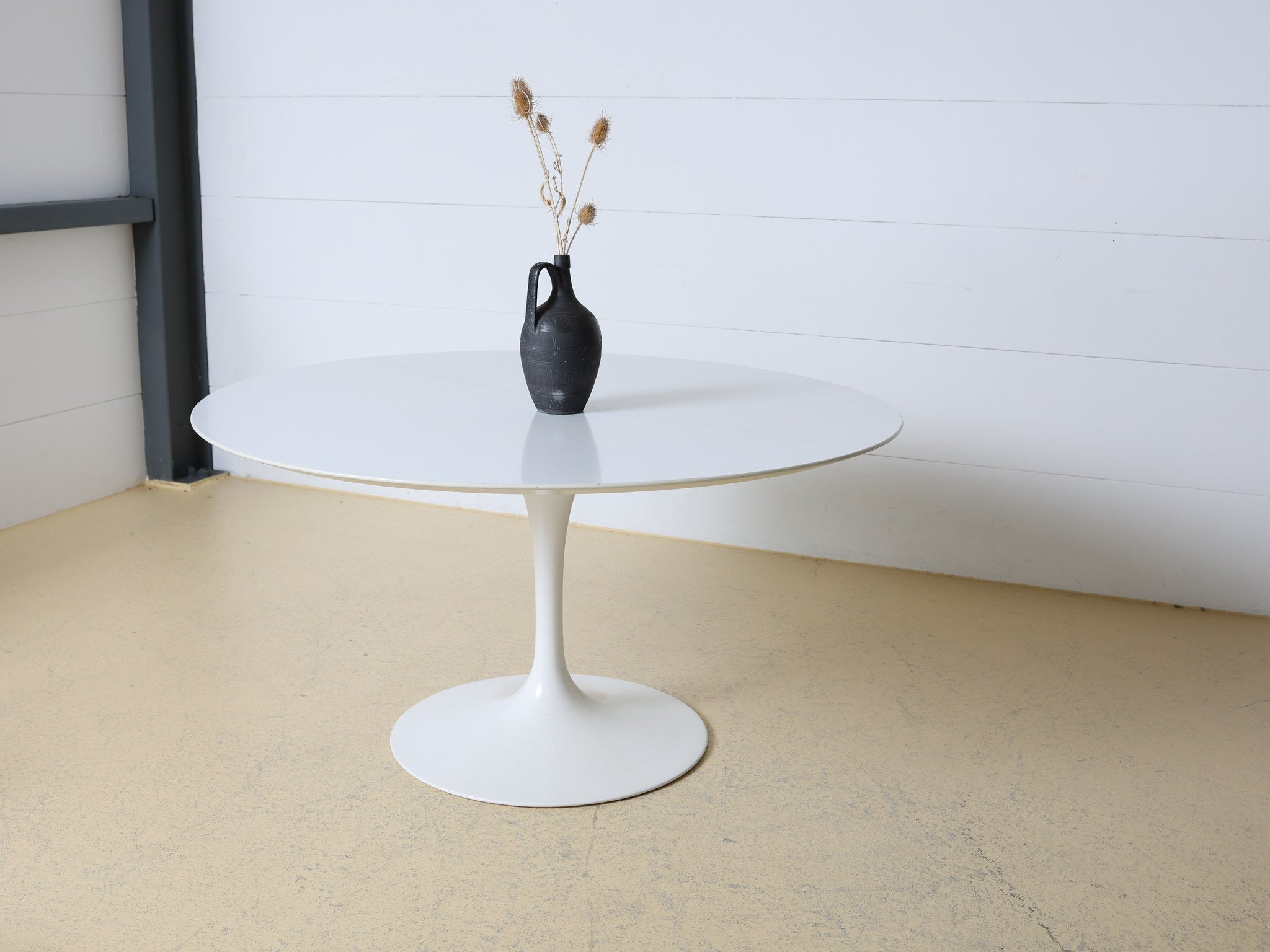 Saarinen Tulip Table Knoll International weiss 120cm Gesamtansicht