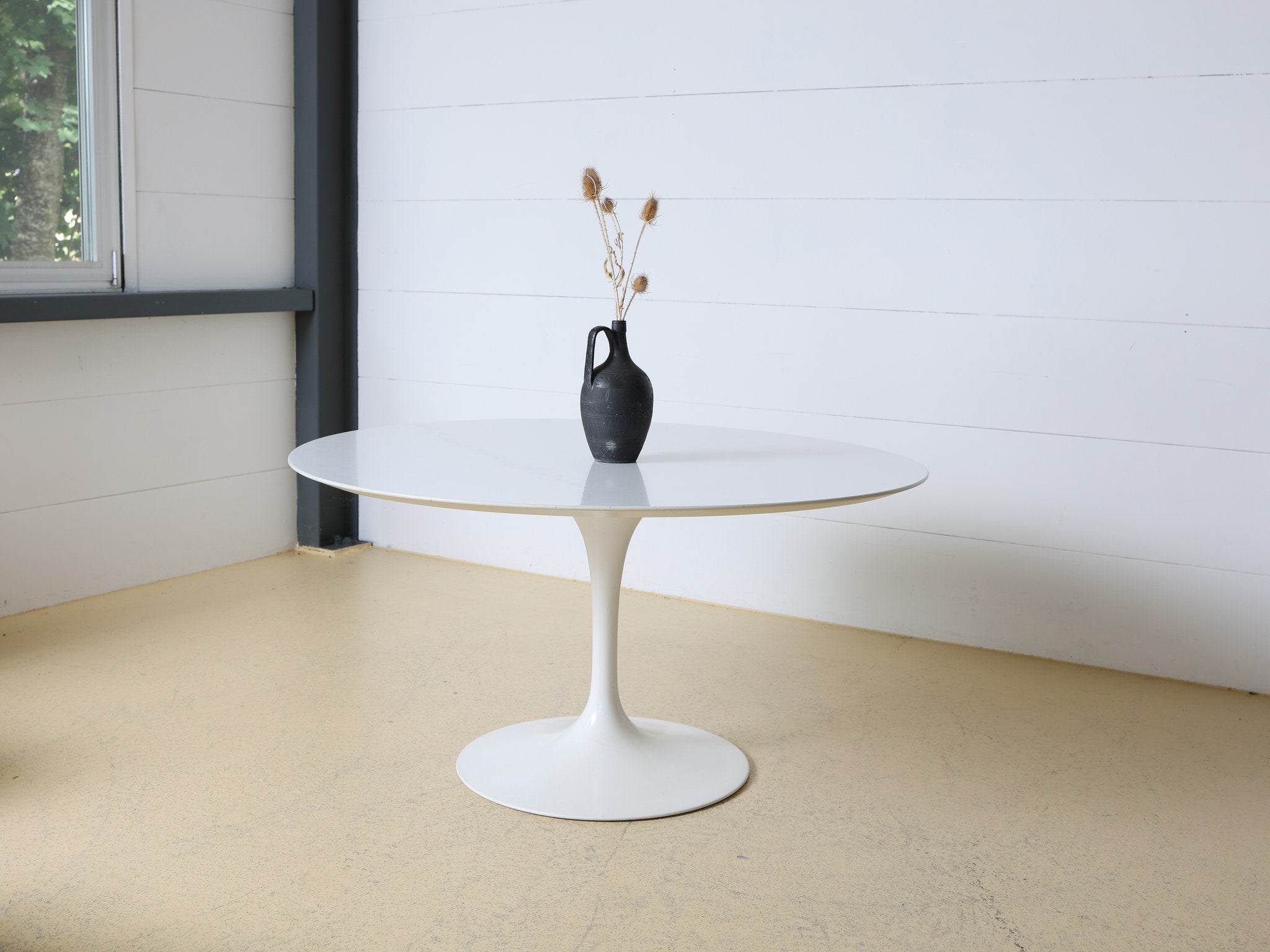 Tulip Table seitliche Ansicht elegante Tulpenform