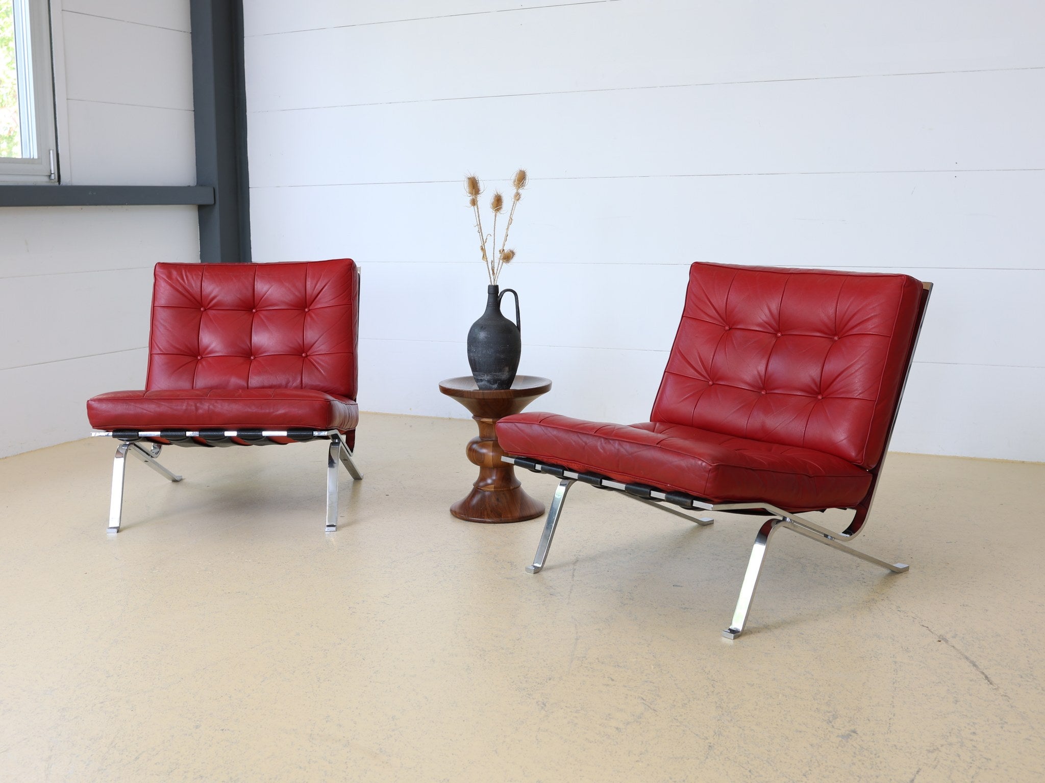 Detailaufnahme geknöpfte Lederpolsterung Tugendhat Chair Rubinrot
