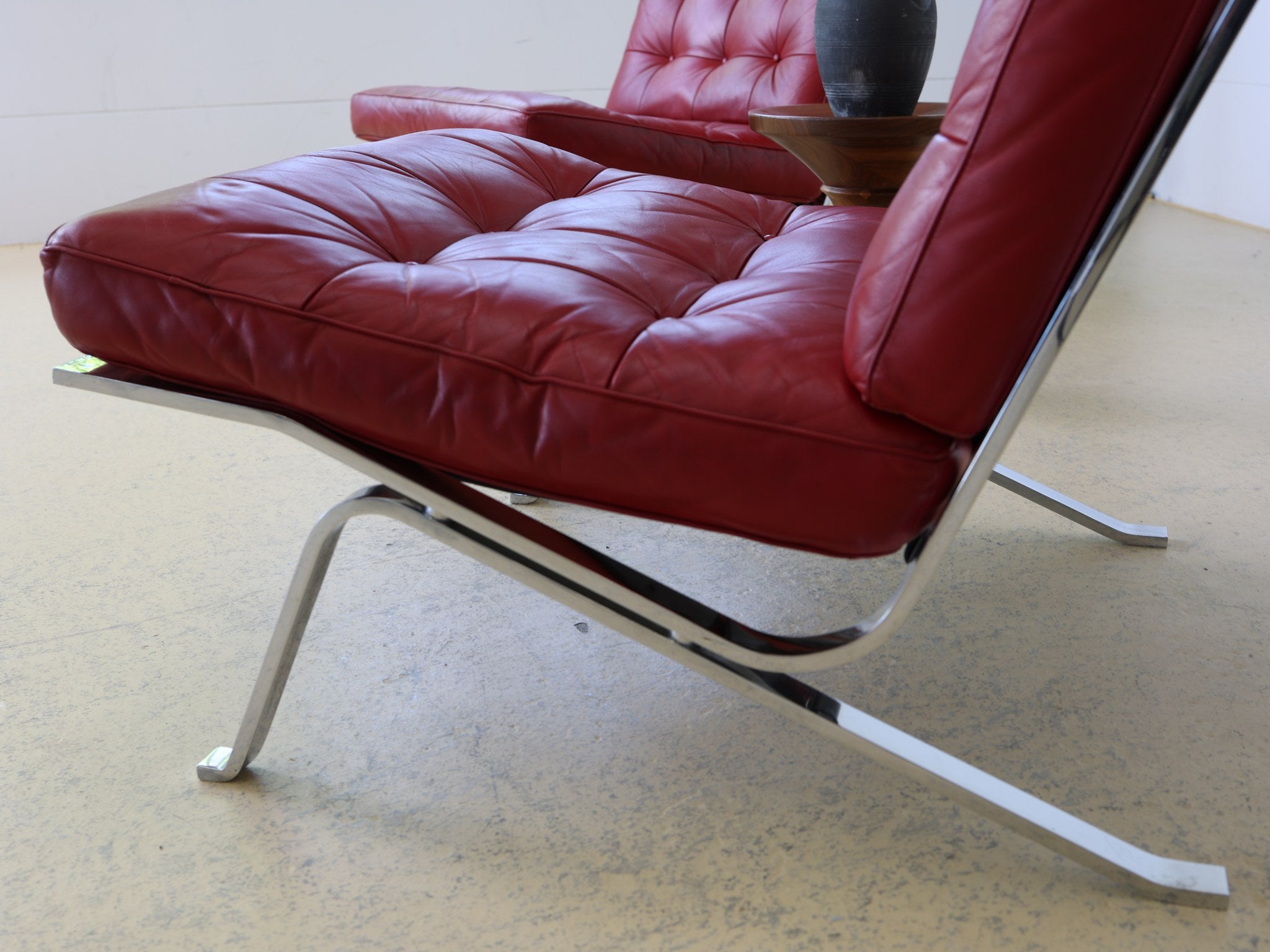 Knoll International Tugendhat Chair Sitzfläche rubinrotes Leder geknöpft