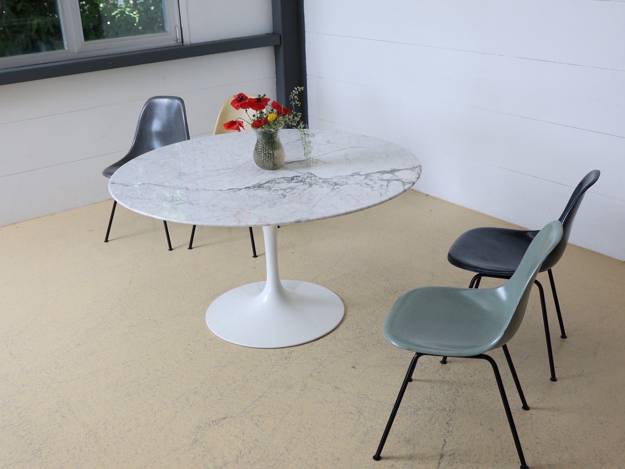 Knoll Tulip Tisch von oben mit runder Arabescato Marmorplatte Ø 120cm