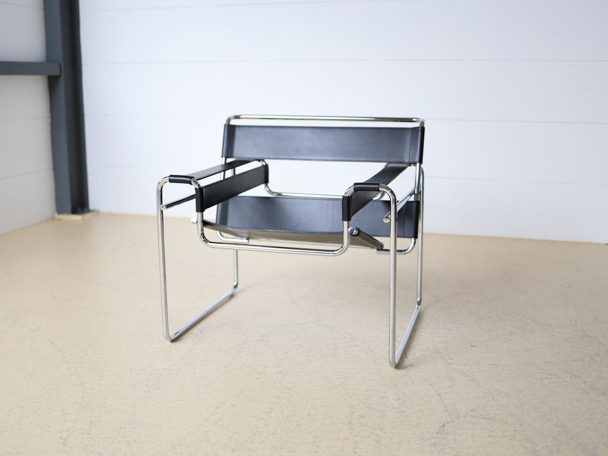 Detailansicht Sattellederbänder und Hex-Verbindungsbolzen – Wassily Chair B3 Knoll, schwarzes Leder