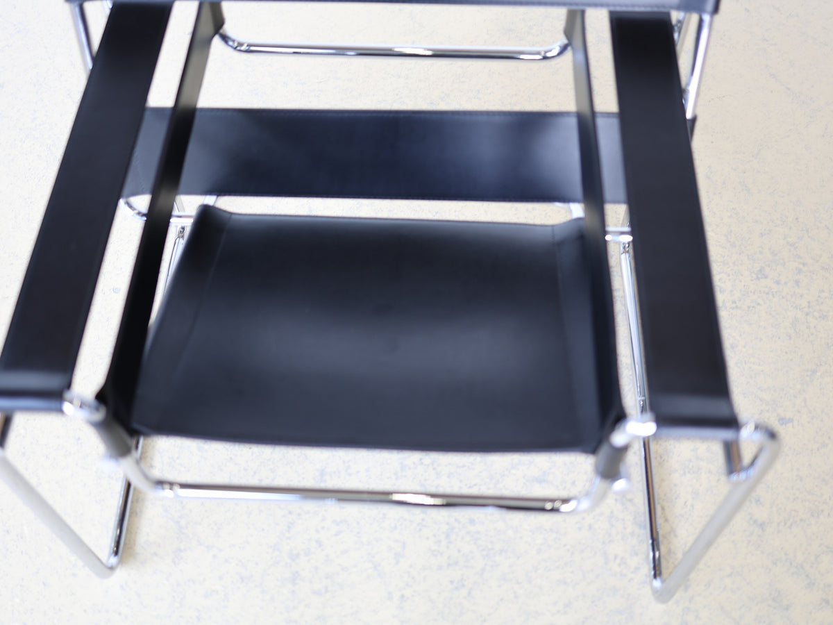 Nahaufnahme Ziernaht schwarzes Sattelleder – Wassily Chair B3 Knoll International