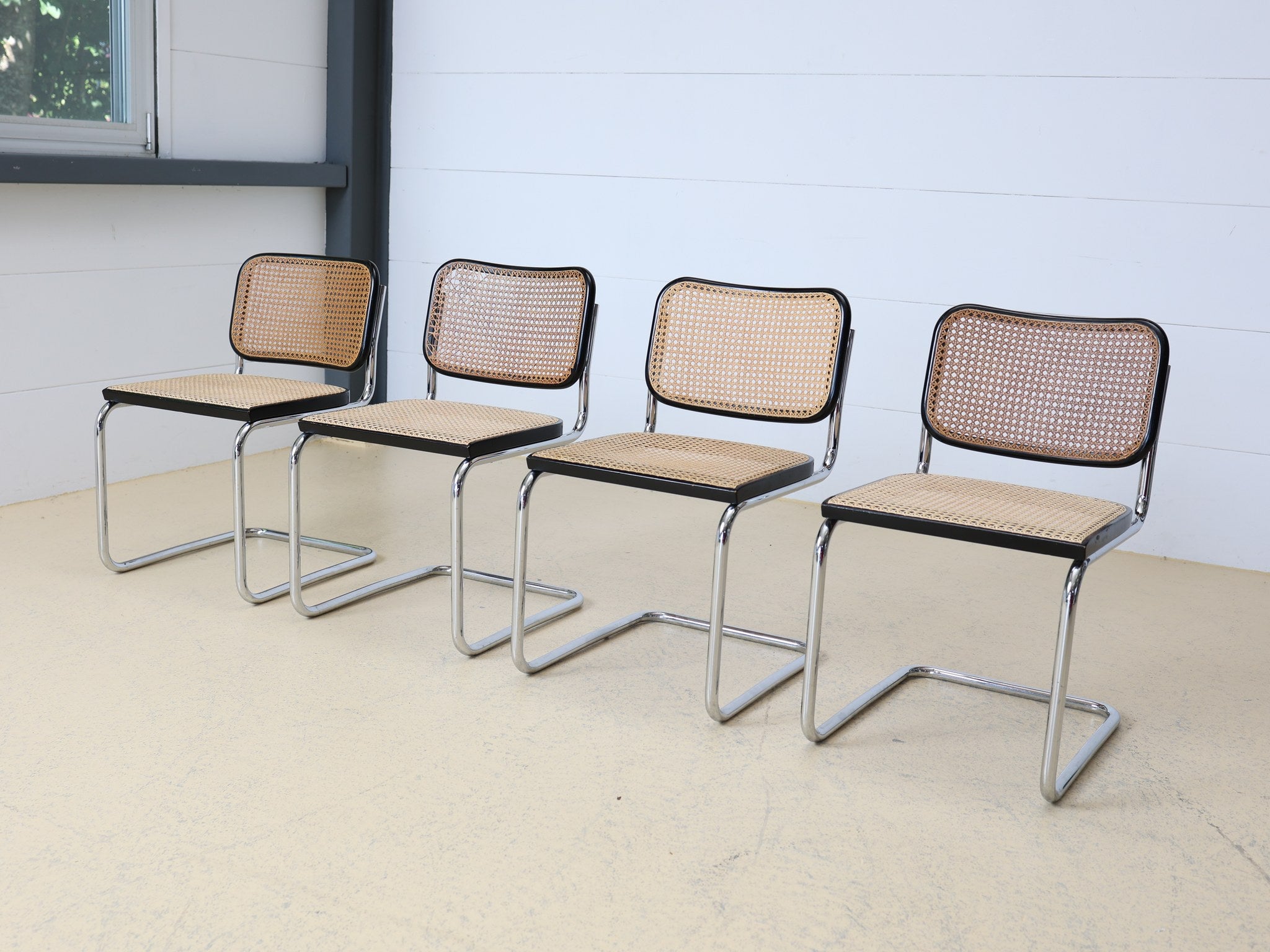 Cesca Chair Gesamtansicht eleganter Bauhaus Freischwinger schwarz