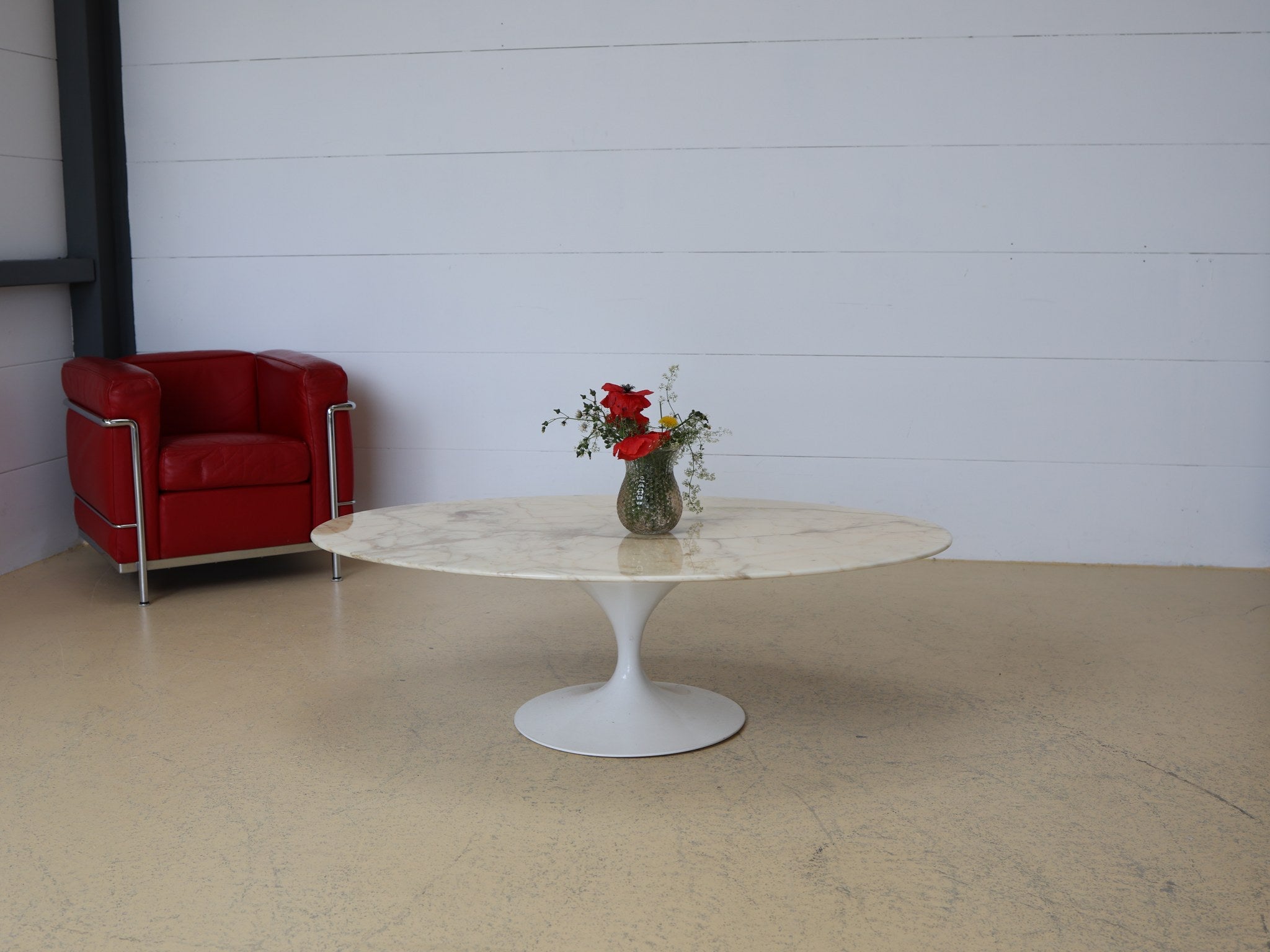 Knoll Tulip Couchtisch oval mit Calacatta Marmorplatte und weissem Tulpenfuss