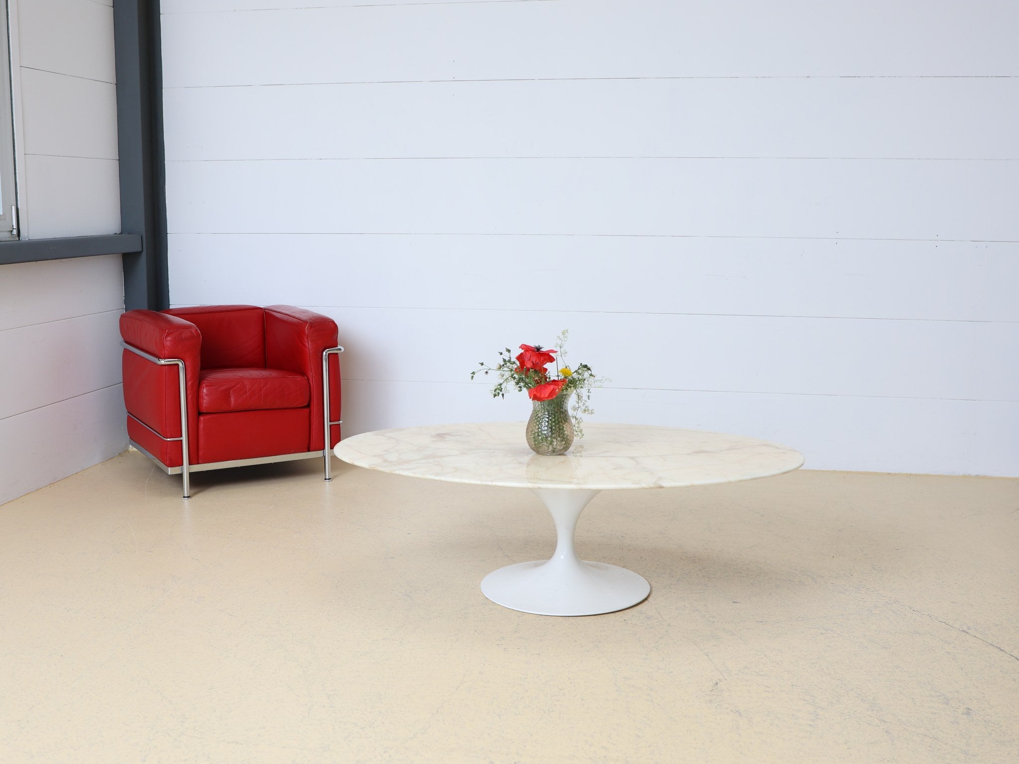Nahaufnahme des weissen Aluminium-Tulpenfusses von Knoll
