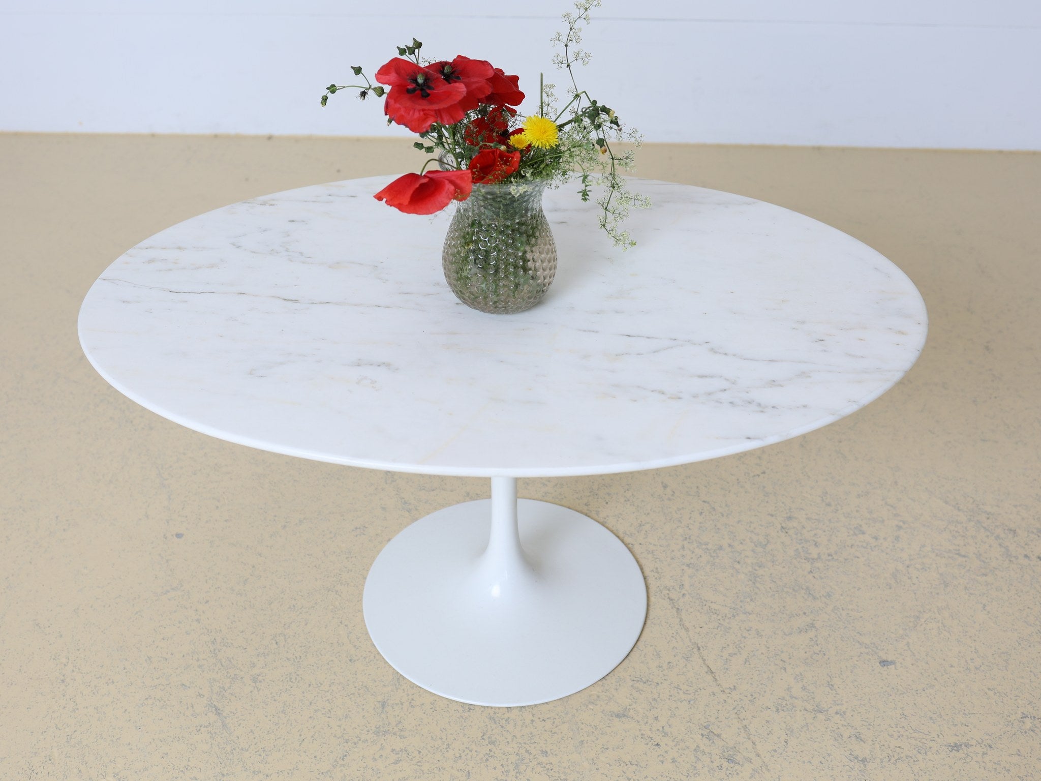 Knoll Tulip Tisch Gesamtansicht zeigt die elegante Silhouette des Designklassikers