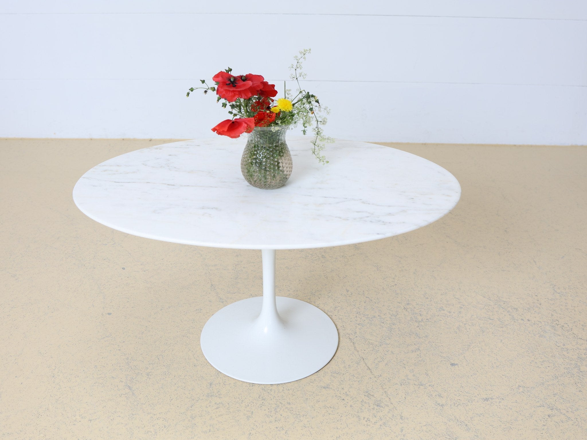 Knoll Tulip Esstisch 120cm Durchmesser in elegantem Ambiente
