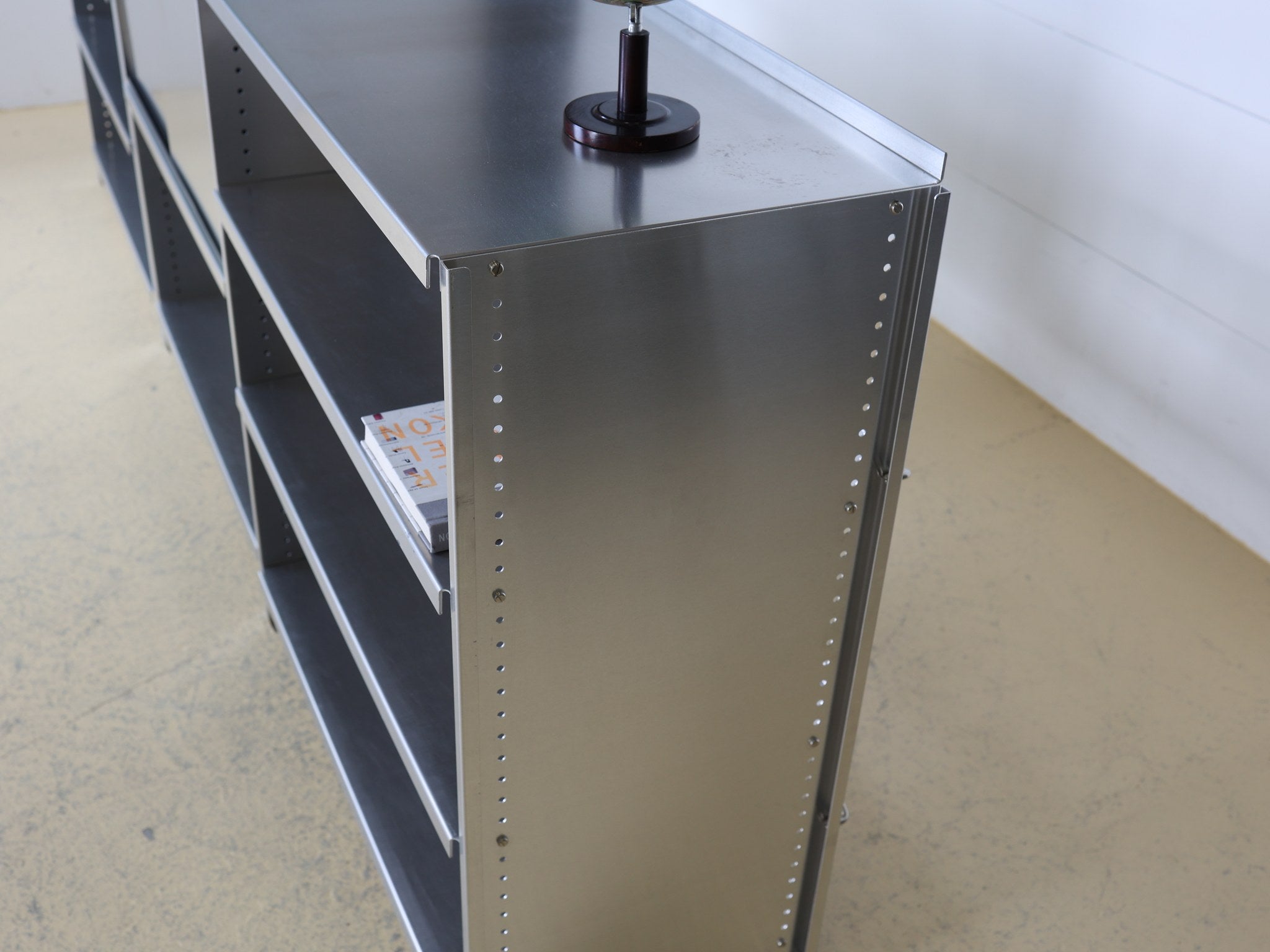 Schweizer Designklassiker Lehni Aluminium-Regal seit 1964