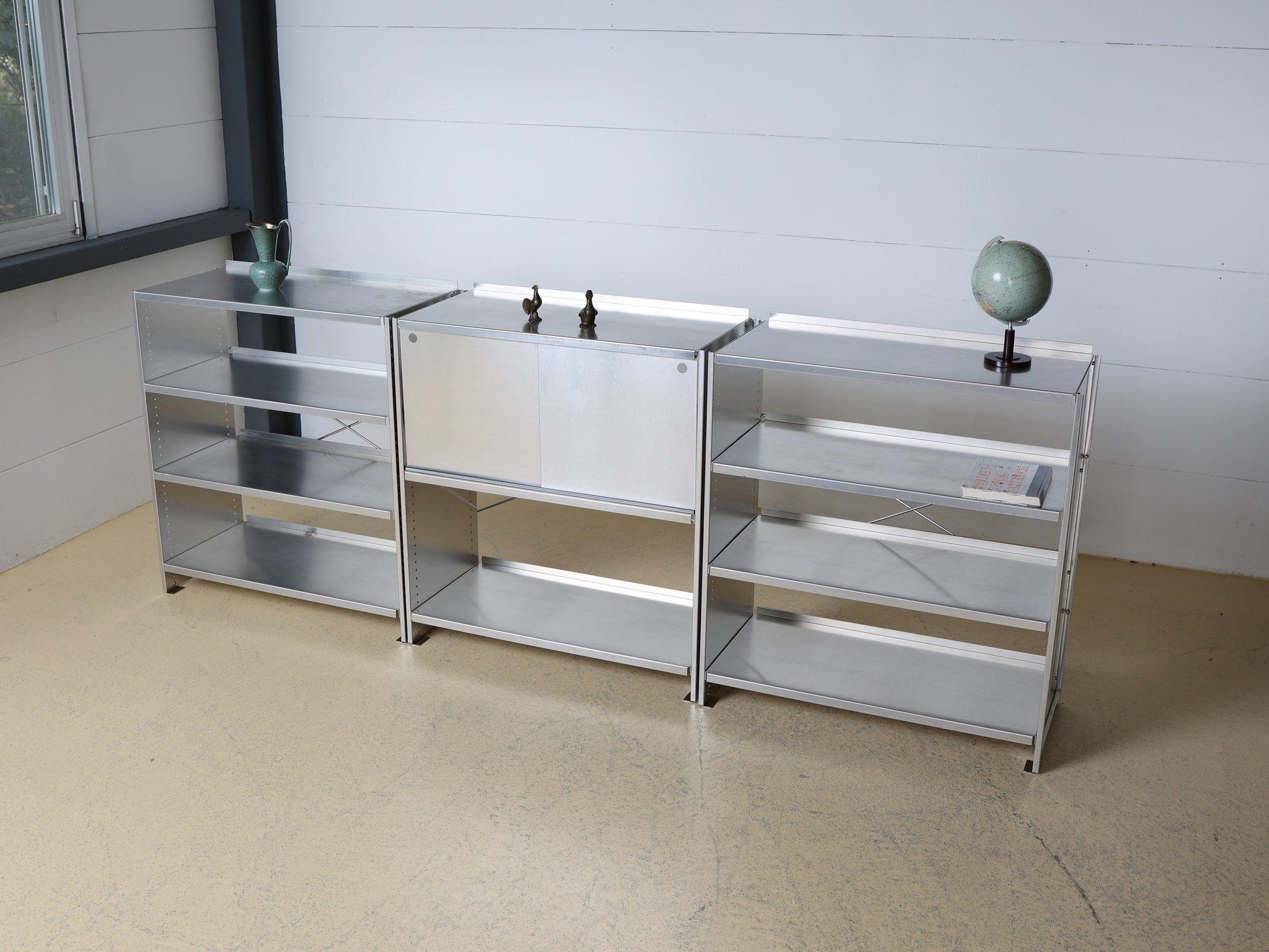 Rückansicht Lehni Aluminium-Regal mit stabilisierenden Kreuzstreben