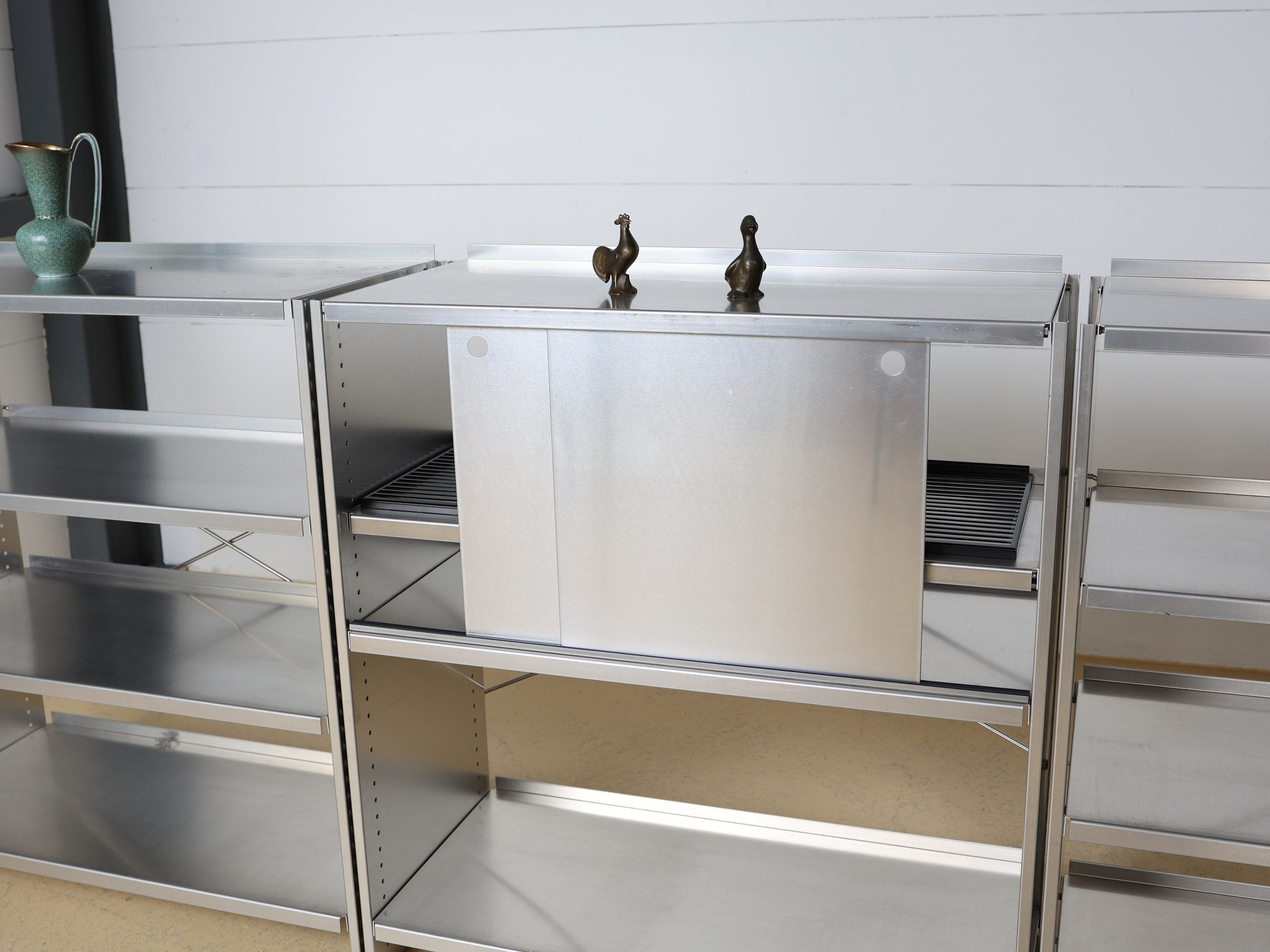 Nahaufnahme der Aluminium-Konstruktion Lehni Regalsystem