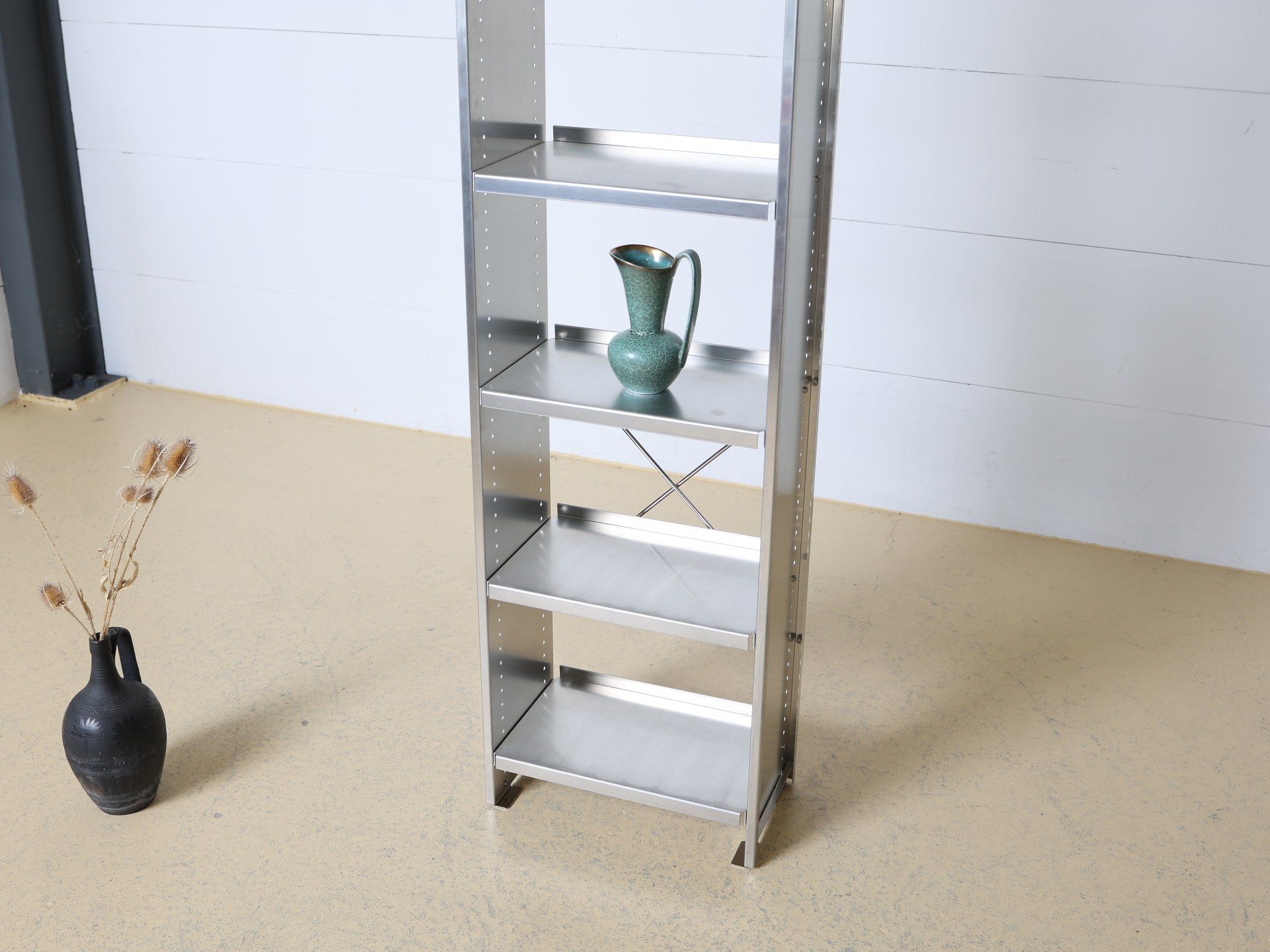 Detailansicht der X-Kreuzstrebe am Lehni Regal aus Aluminium