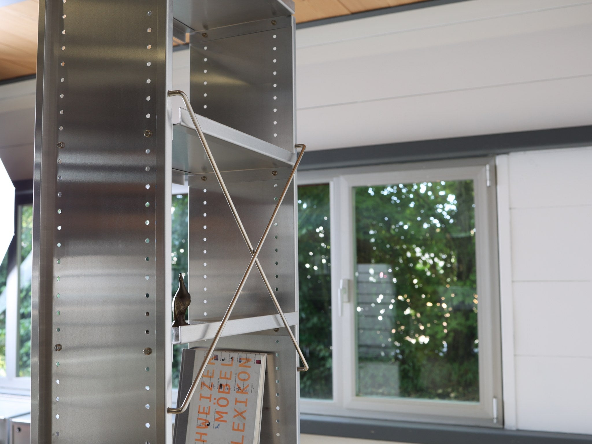 Nahaufnahme der präzisen Aluminium-Verarbeitung am Lehni Regal