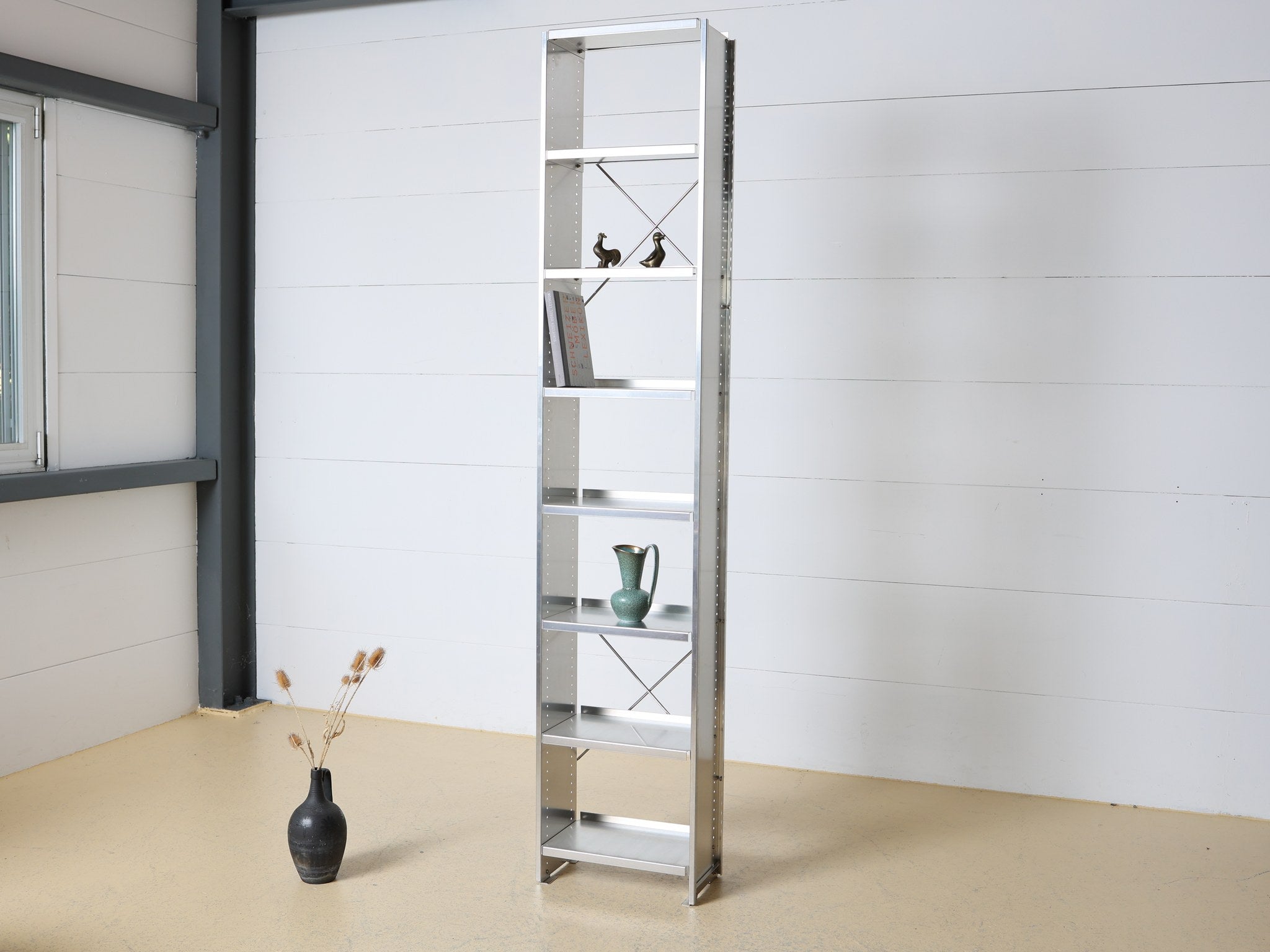 Rückansicht des Lehni Aluminium-Regals mit Stabilisierungskreuz