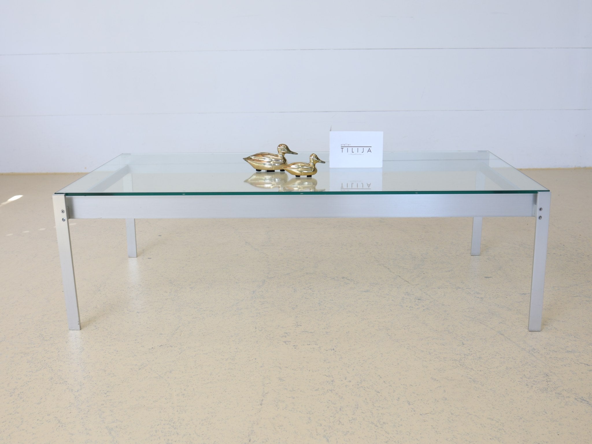 Metaform Couchtisch mit Glasplatte und Aluminiumgestell Frontalansicht