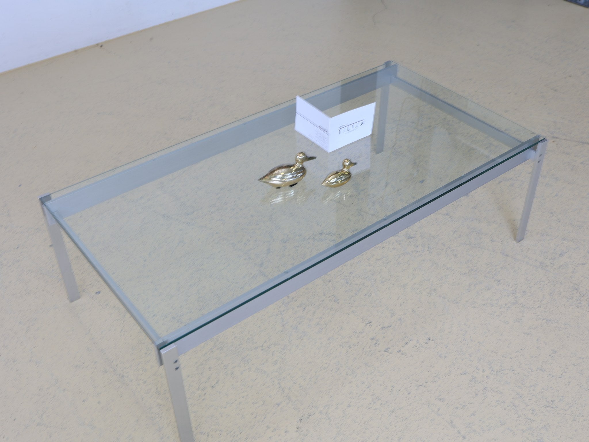 Metaform Glas Couchtisch Detail Aluminiumrahmen gebürstet