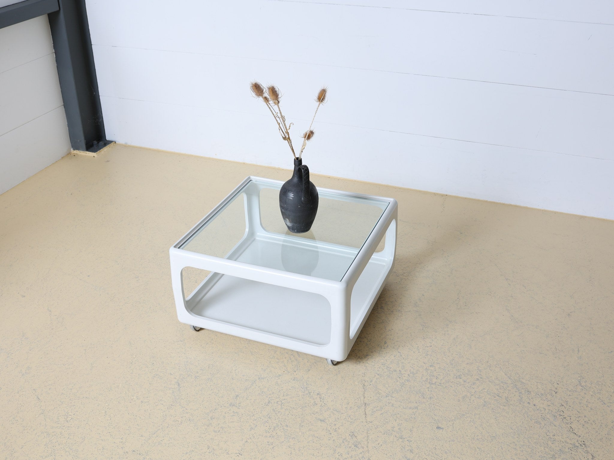 Opal Möbel Space Age Couchtisch weiss mit Glasplatte und Kugelrollen frontal