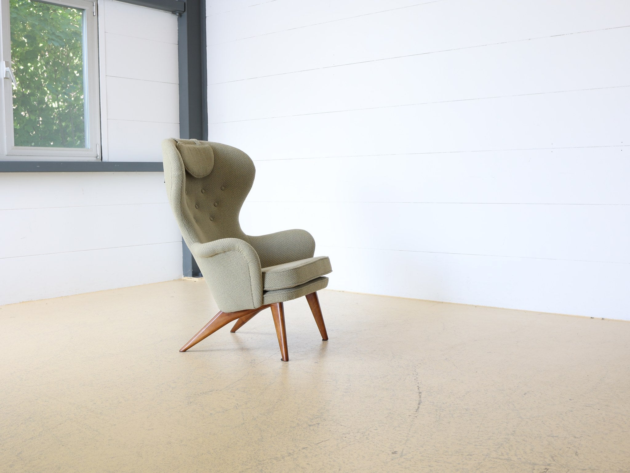 Mid-Century Sessel in Bouclé-Stoff salbeigrün Seitenansicht
