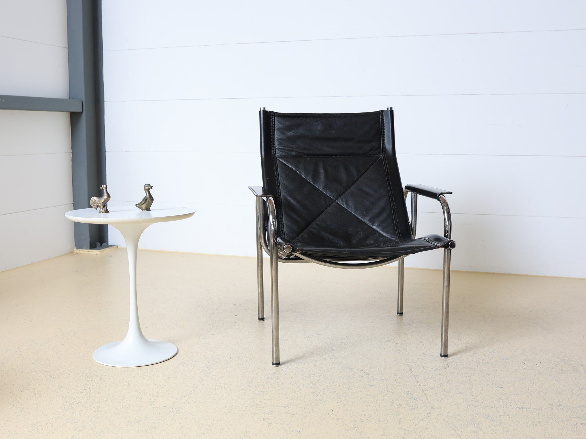 Gesamtansicht Strässle Designsessel schwarzes Leder auf Chromrohrgestell