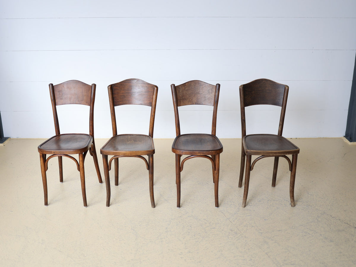 Vier Thonet Bugholzstühle im Set, geschwungene Beine und Sperrholzsitz, Alterspatina