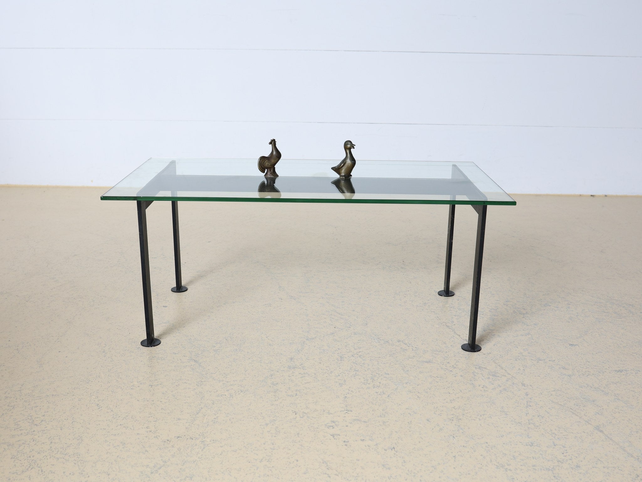 Gesamtansicht Glas-Couchtisch schwarz postmodernes Design