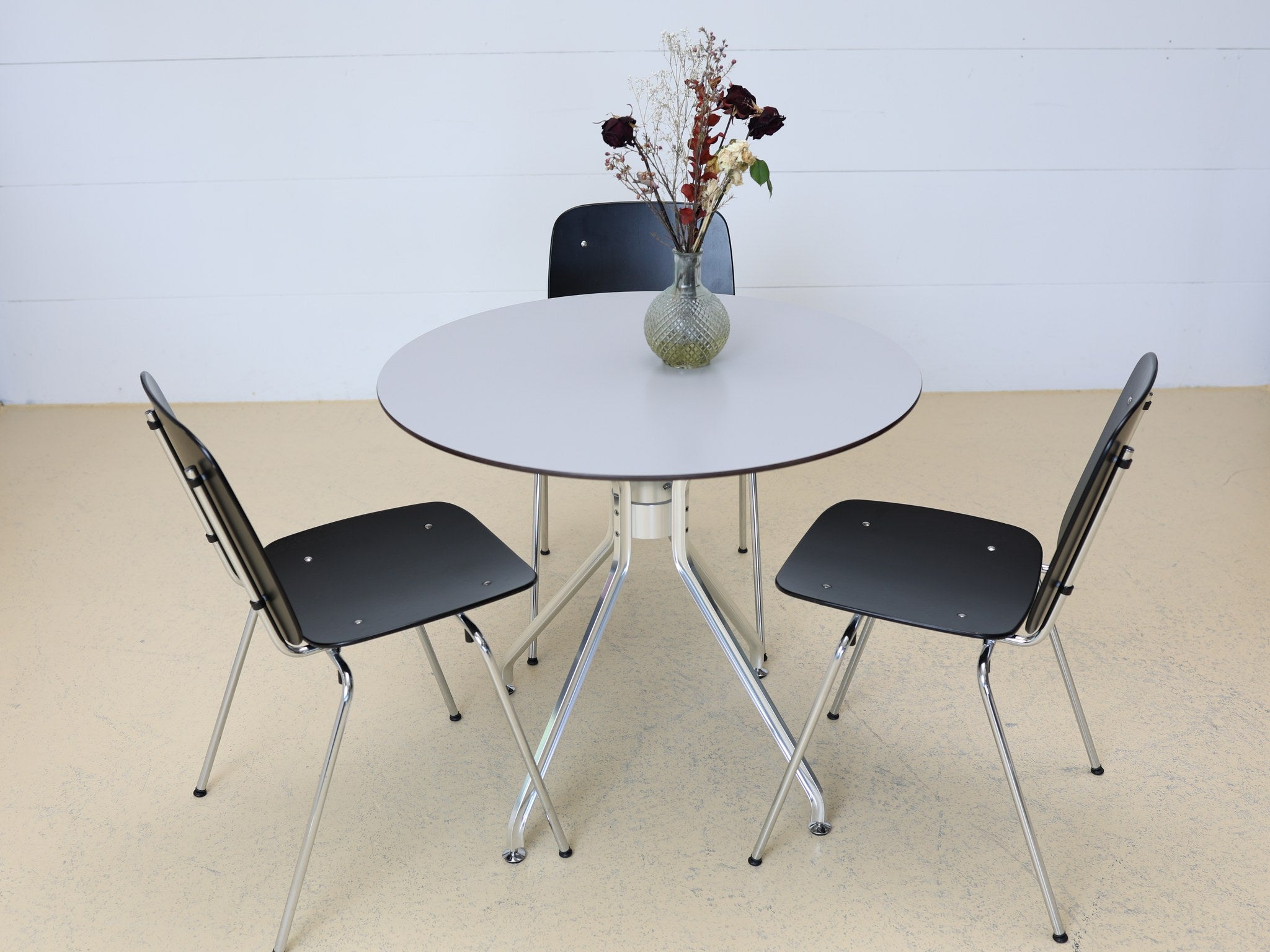 Komplettes Esstisch-Set Schweizer Design 1970er Jahre Seitenansicht