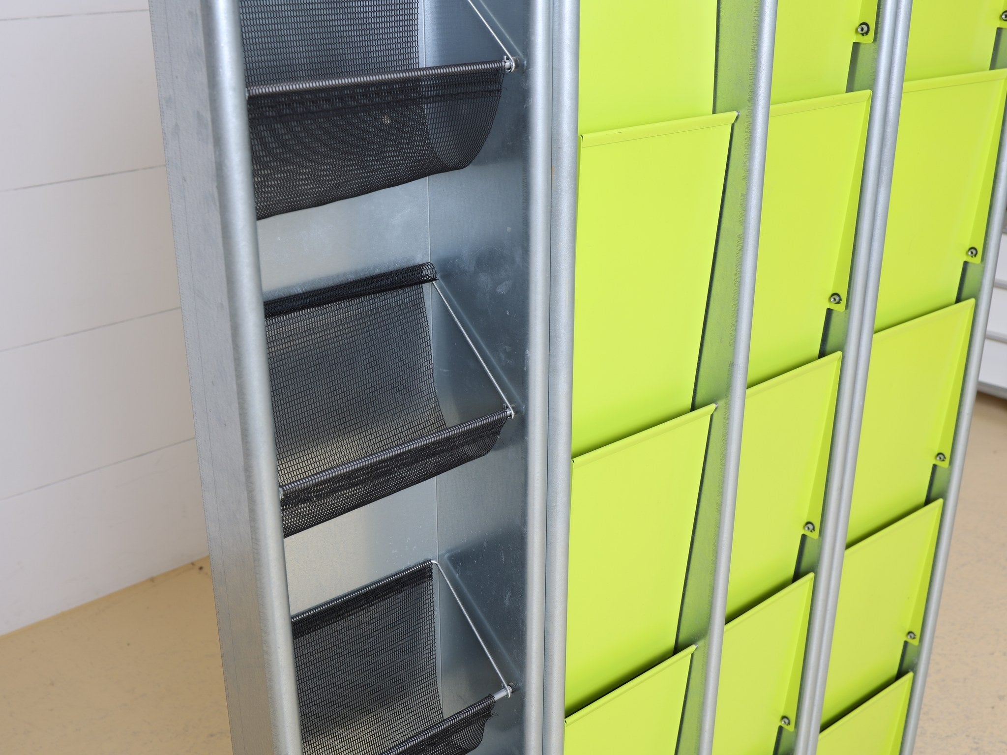 Prospektständer Set 4-teilig mit grünen Kunststoff-Fächern und Metallgitter-Ablagen