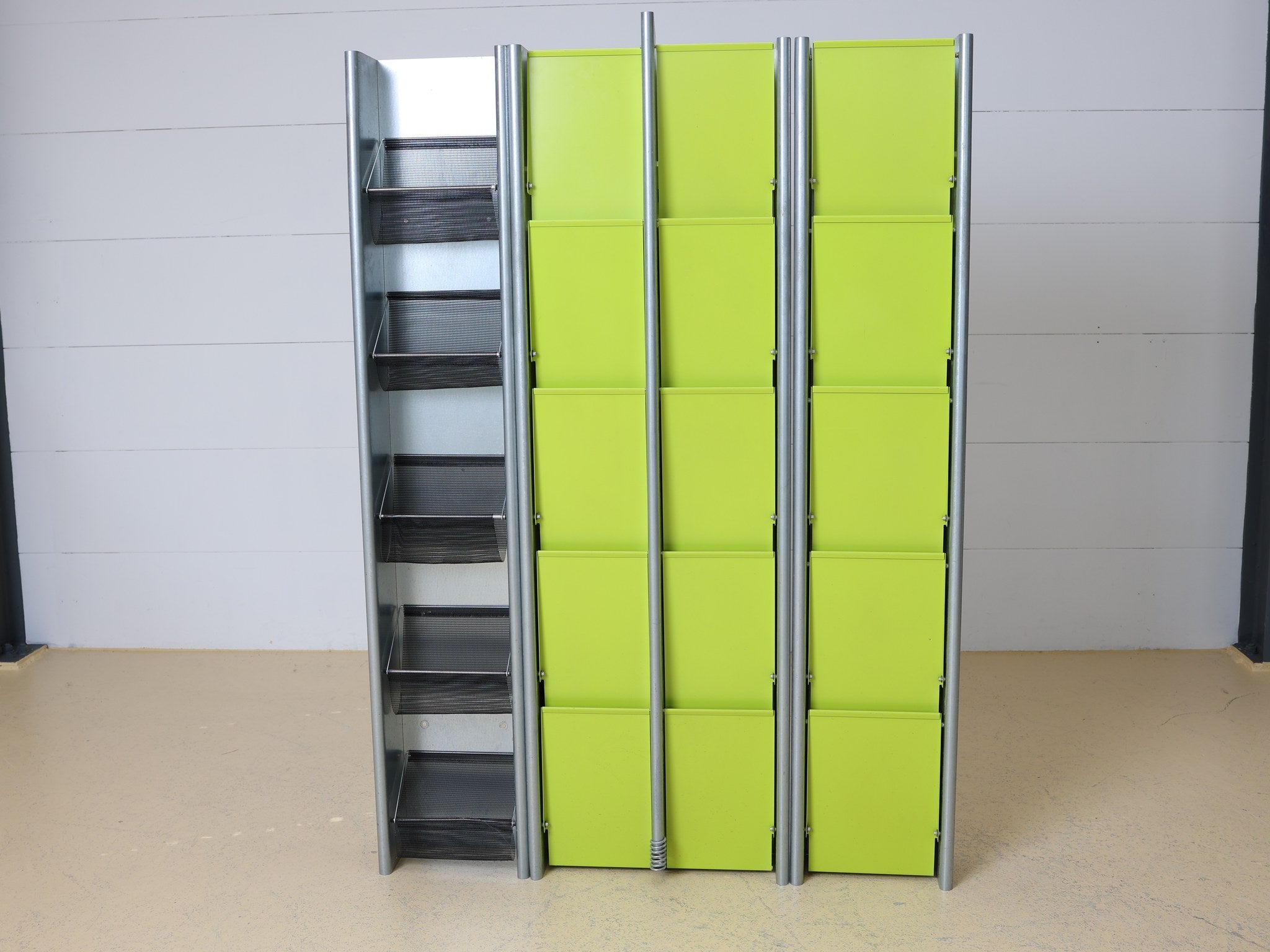 Komplettes Set von vier Prospektständern bei atelier TILIJA