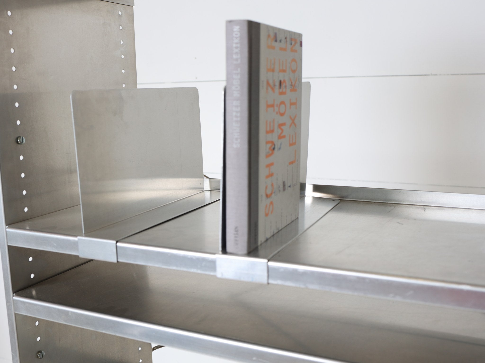 Lehni Aluminium-Regal von Andreas Christen Frontalansicht mit fünf Fachböden