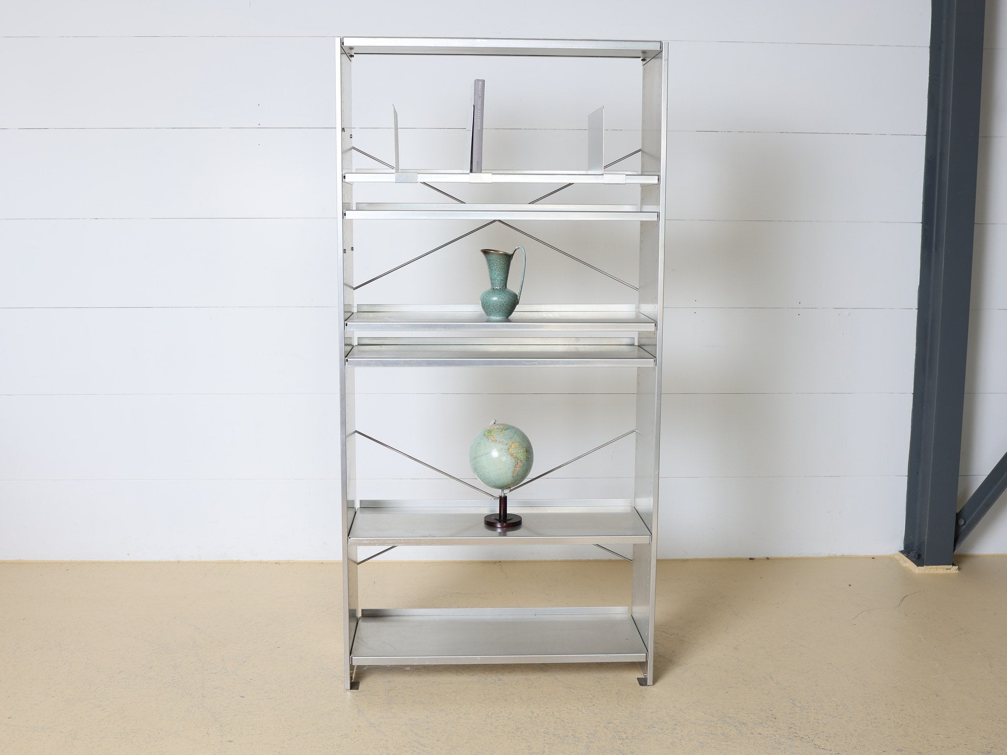 Schweizer Designklassiker Lehni Regal mit originalen Aluminium-Buchstützen