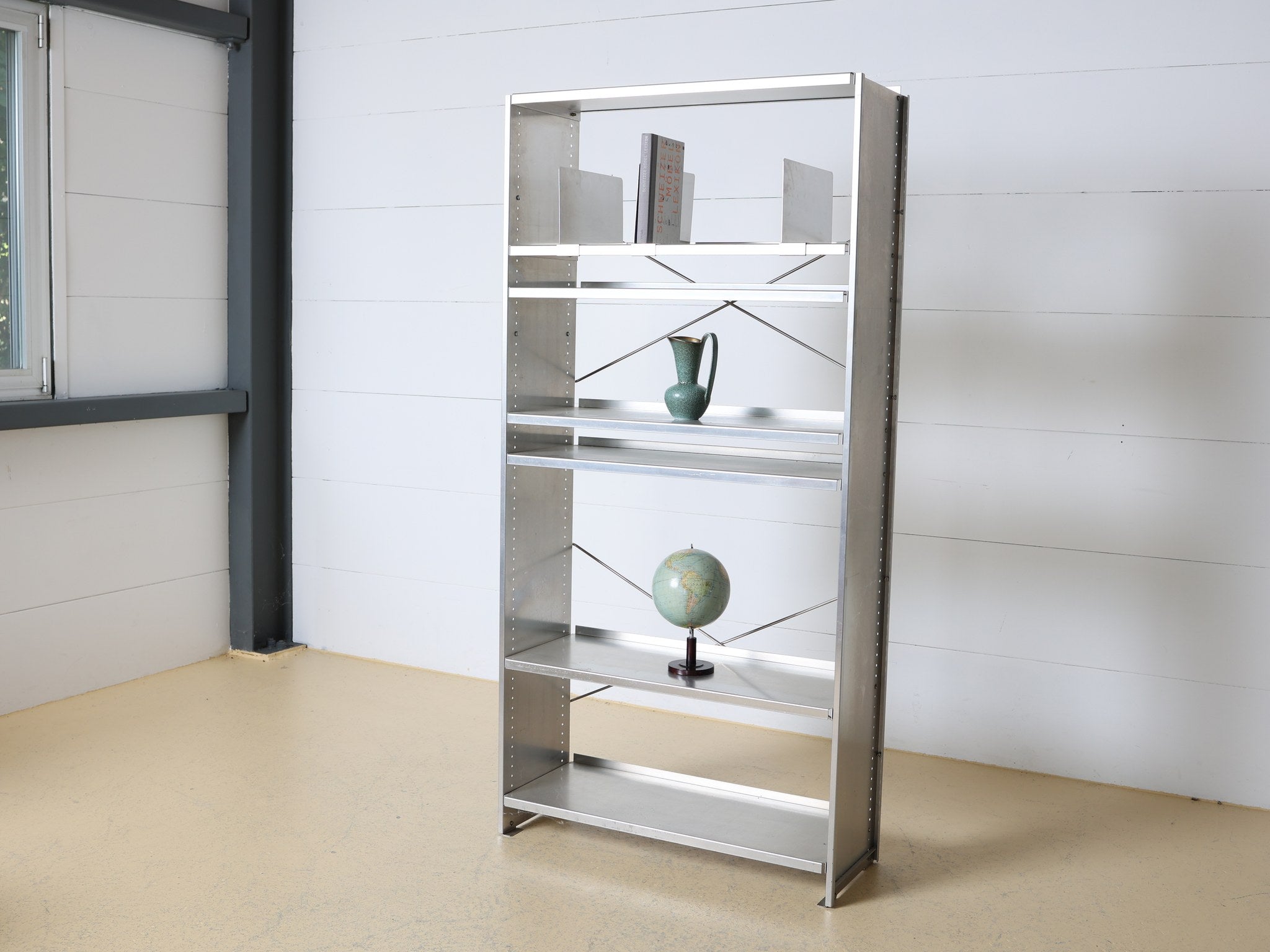 Aluminium-Regal Andreas Christen Gesamtansicht mit Büchern bestückt