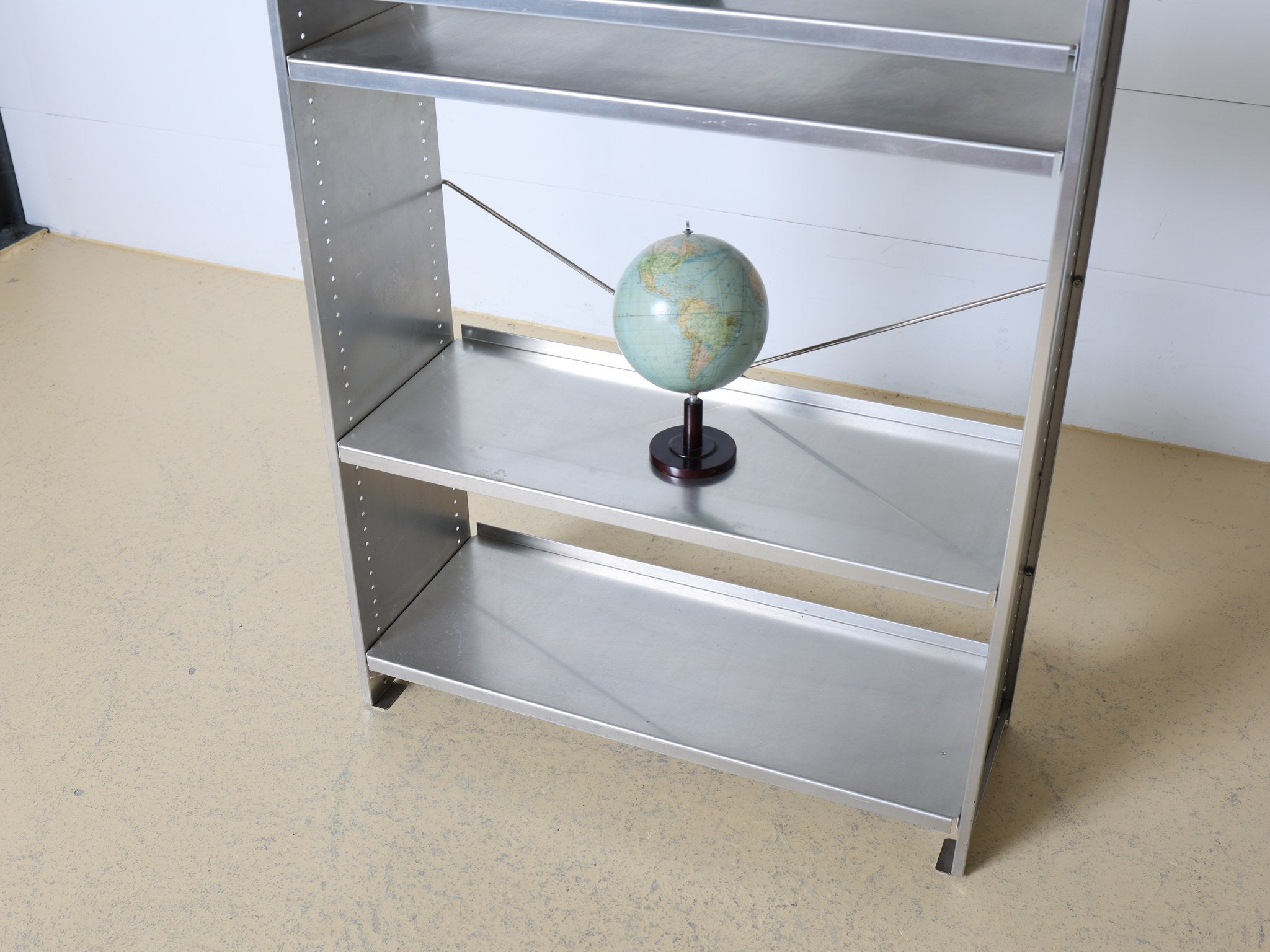 Lehni Aluminium-Regal Schweizer Möbeldesign der 1960er Jahre