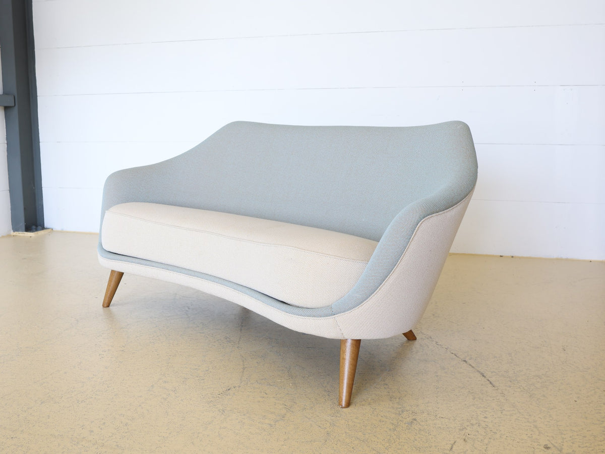 Poet Sofa von Finn Juhl mit organisch geschwungener Rückenlehne seitlich