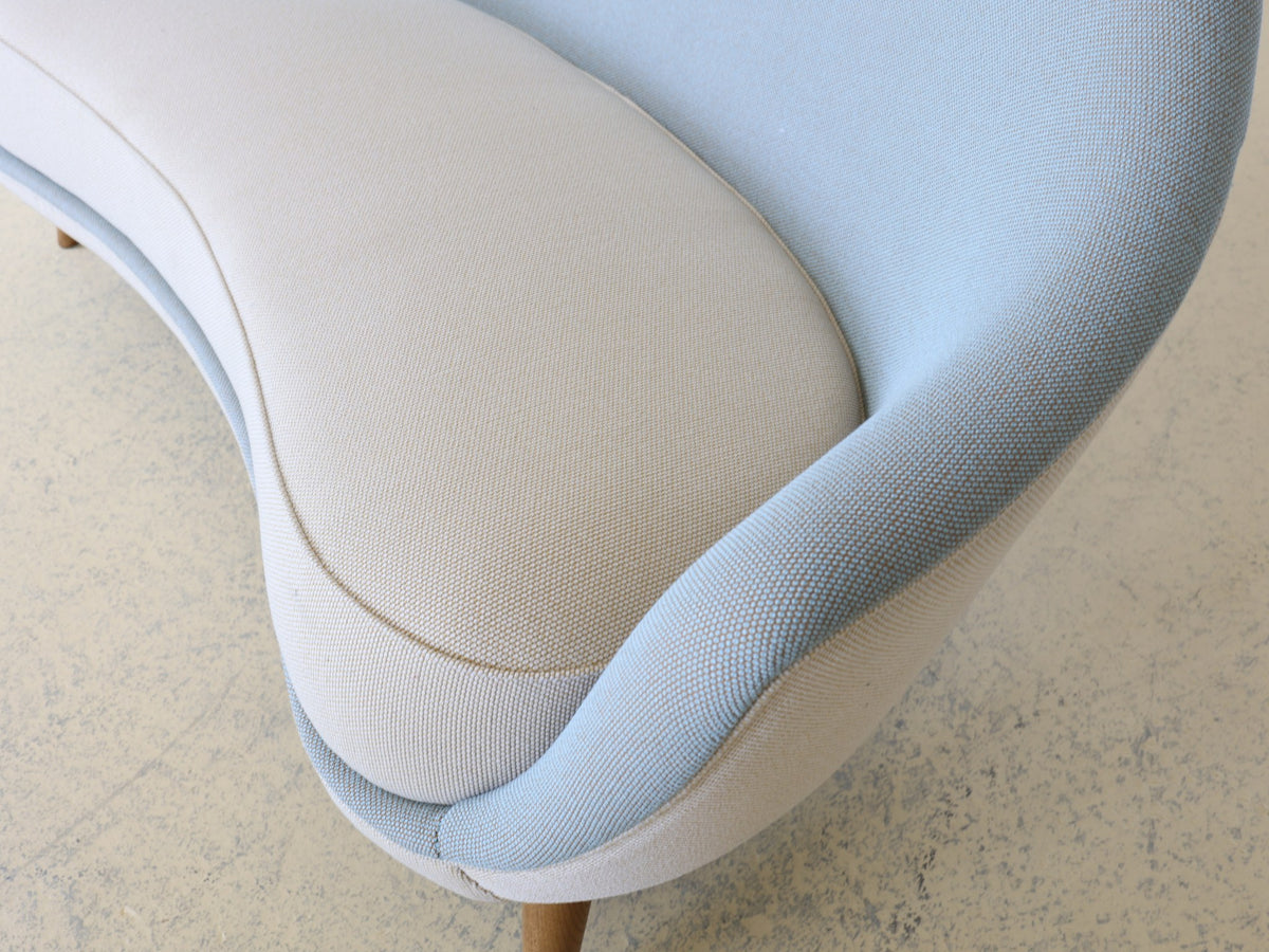 Detail der Holzverbindung am Bein des Finn Juhl Poet Sofas
