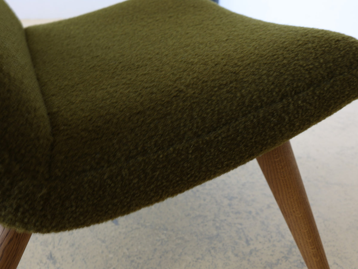 Skandinavischer Lounge Chair 1950er mit olivgrünem Bouclé-Bezug Frontalansicht