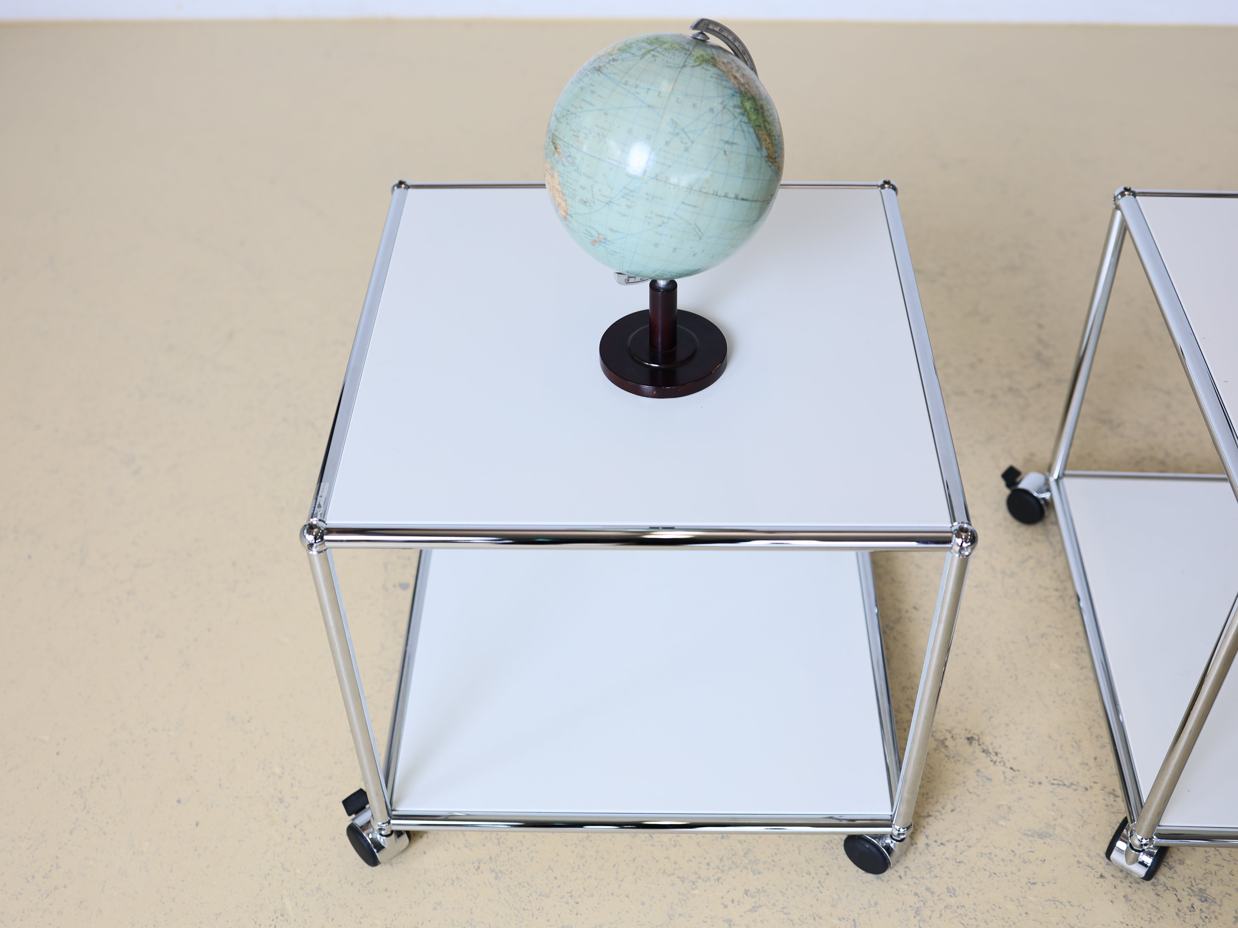 Weißer Occasion USM Haller Beistelltisch in modularer Bauweise. Ideal als Nachttisch oder Couchtisch im Schweizer Design bei atelier TILIJA.