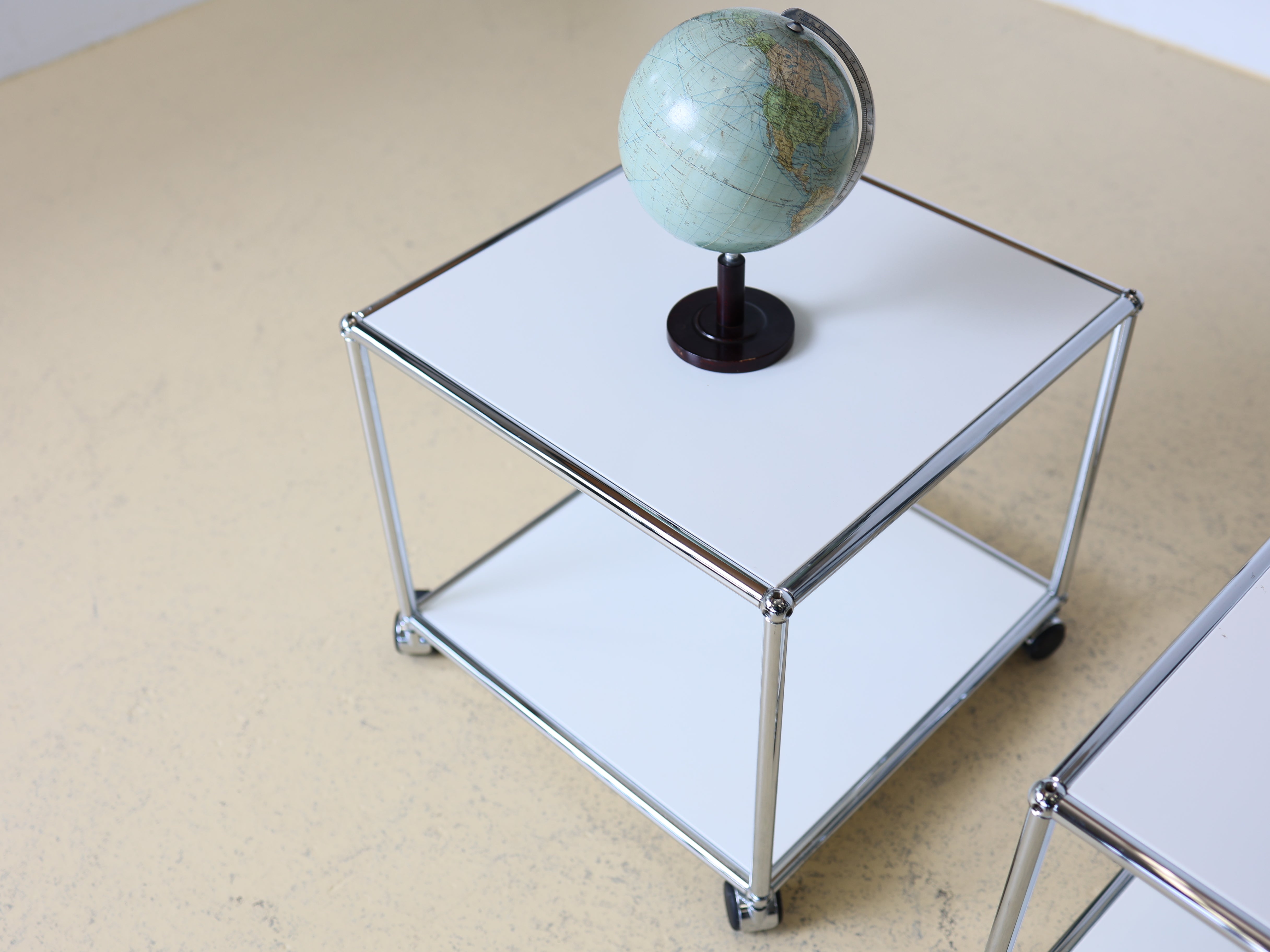 Weißer Occasion USM Haller Beistelltisch in modularer Bauweise. Ideal als Nachttisch oder Couchtisch im Schweizer Design bei atelier TILIJA.