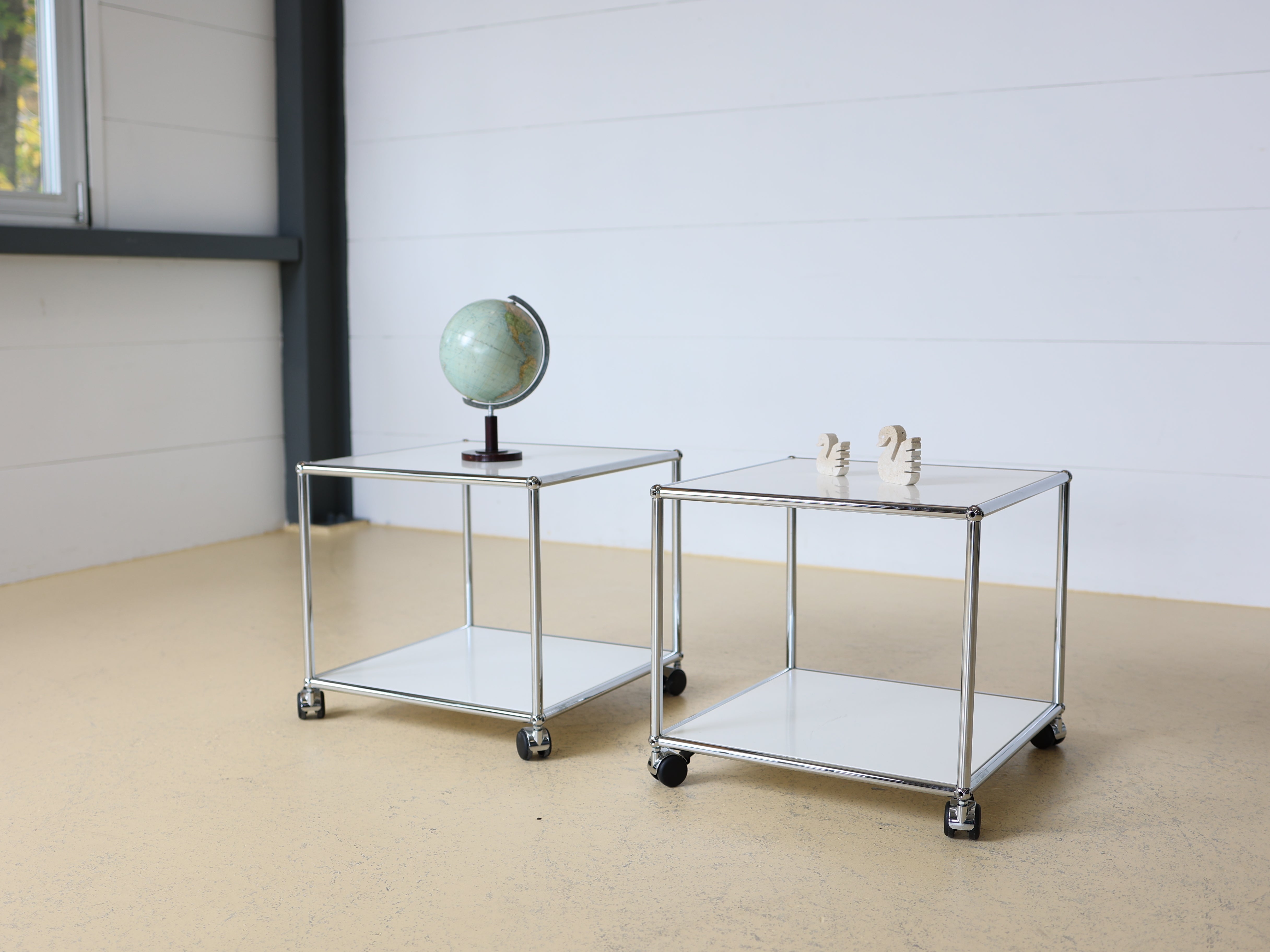 Weißer Occasion USM Haller Beistelltisch in modularer Bauweise. Ideal als Nachttisch oder Couchtisch im Schweizer Design bei atelier TILIJA.