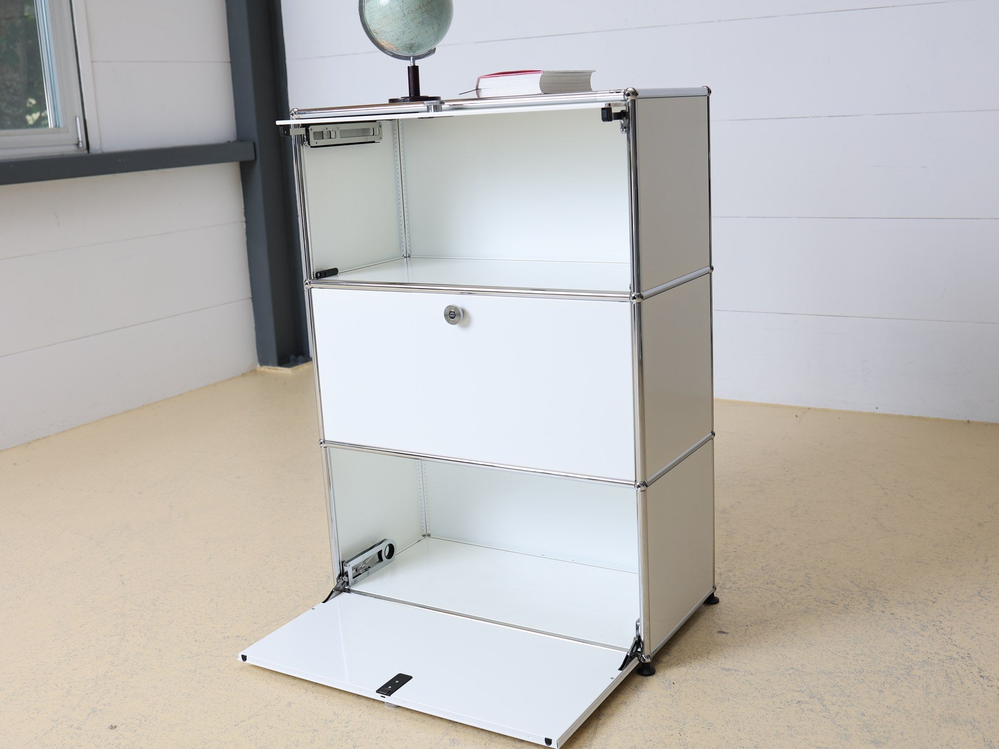 USM Haller Highboard Reinweiss 1x3 Frontansicht mit drei Klappen von atelier TILIJA