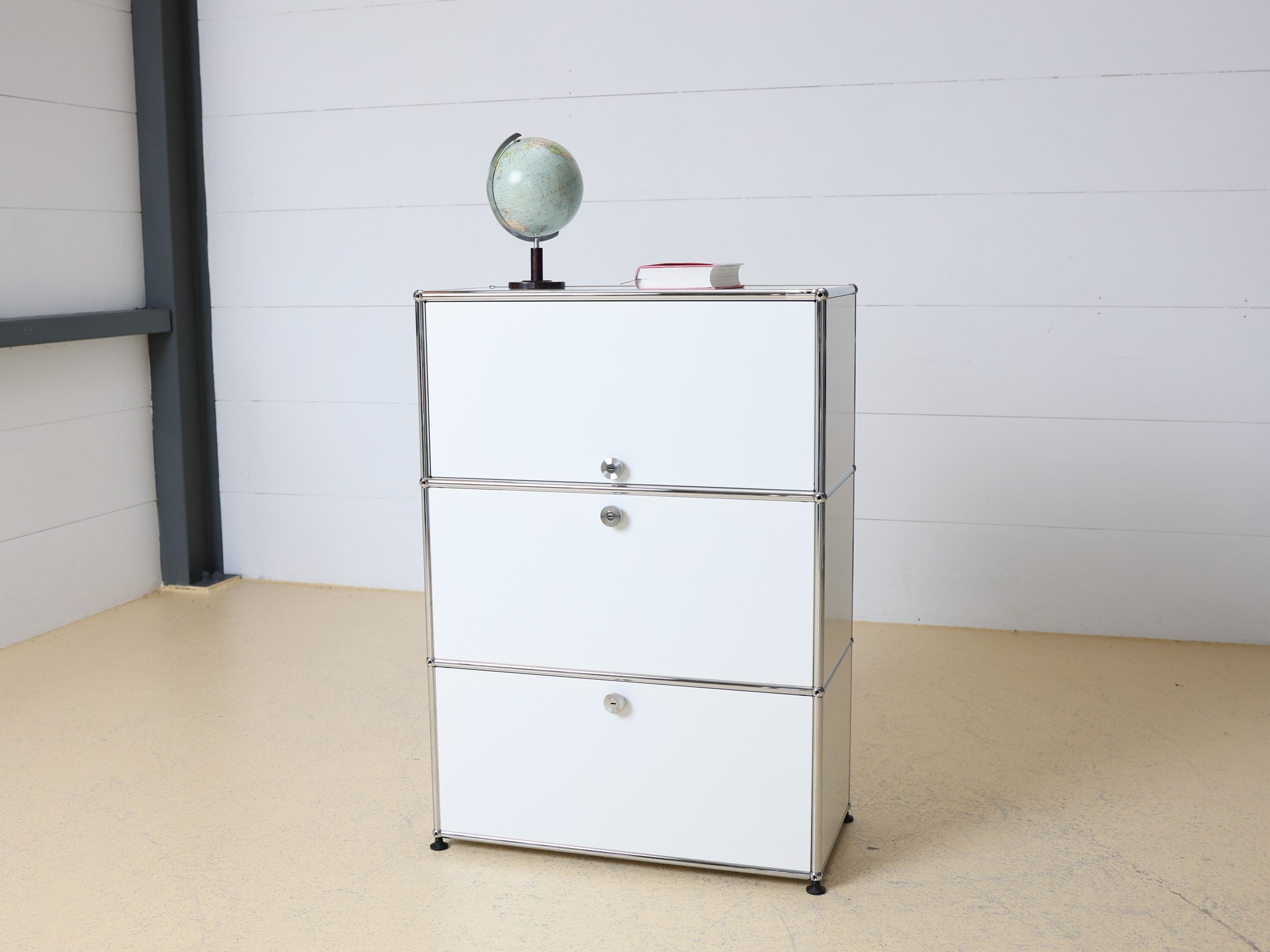 USM Haller Highboard Detail pulverbeschichtete Oberfläche Reinweiss
