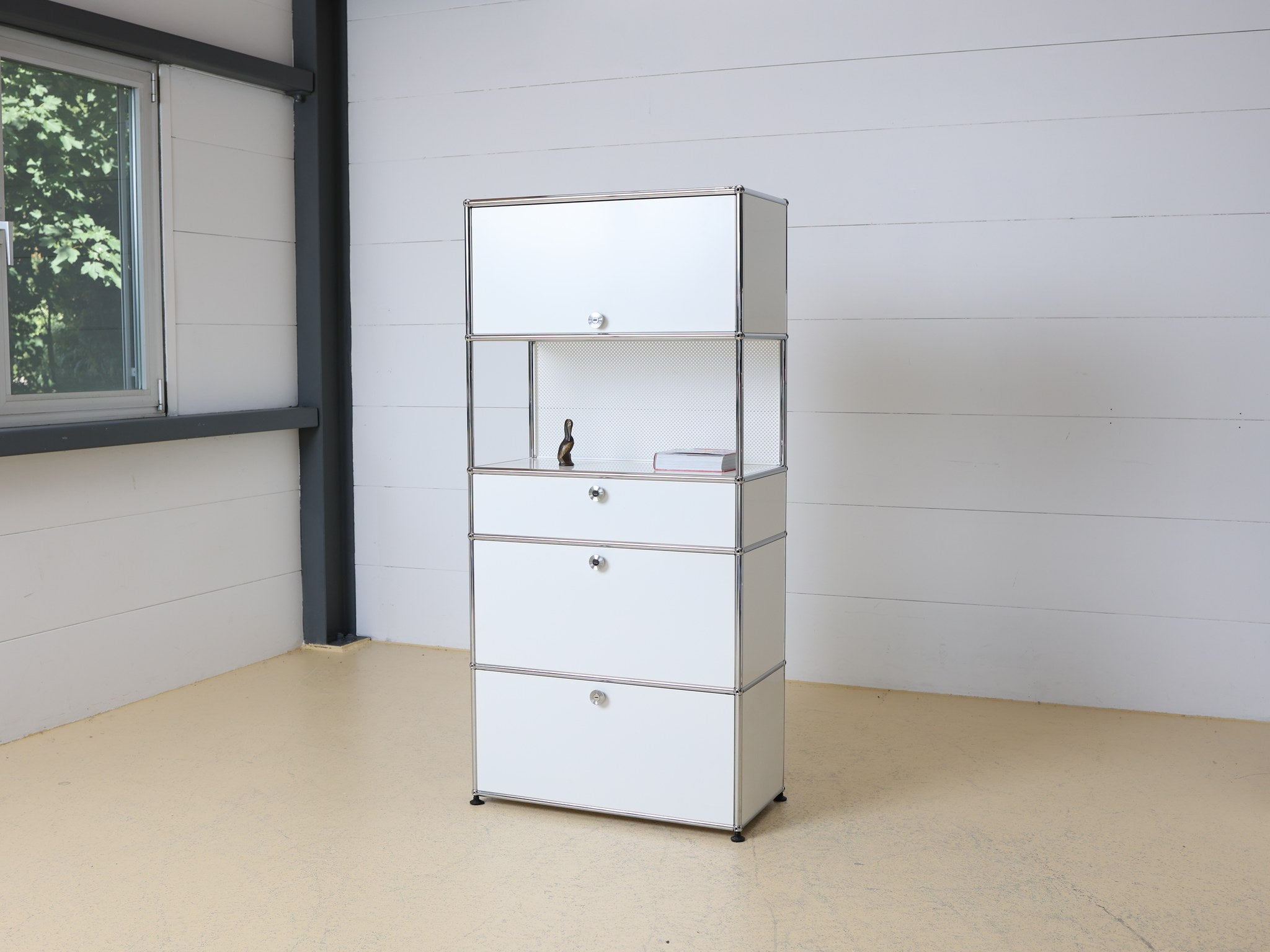 USM Haller Highboard Reinweiss 1x4 Frontansicht – Schweizer Designklassiker bei atelier TILIJA