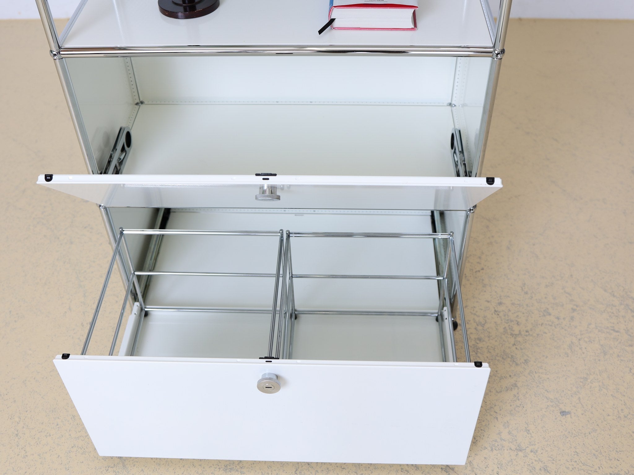 USM Haller Highboard Occasion Gesamtansicht im Raum