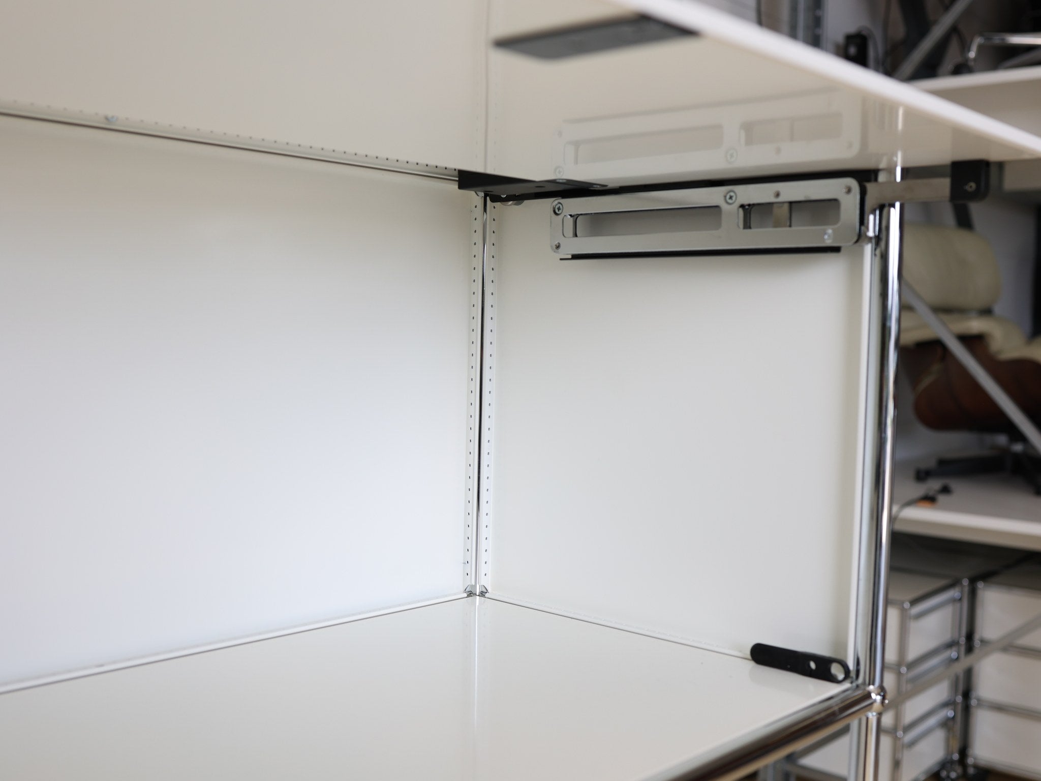 USM Haller Highboard Reinweiss Rückseite mit Lochblech-Einsatz