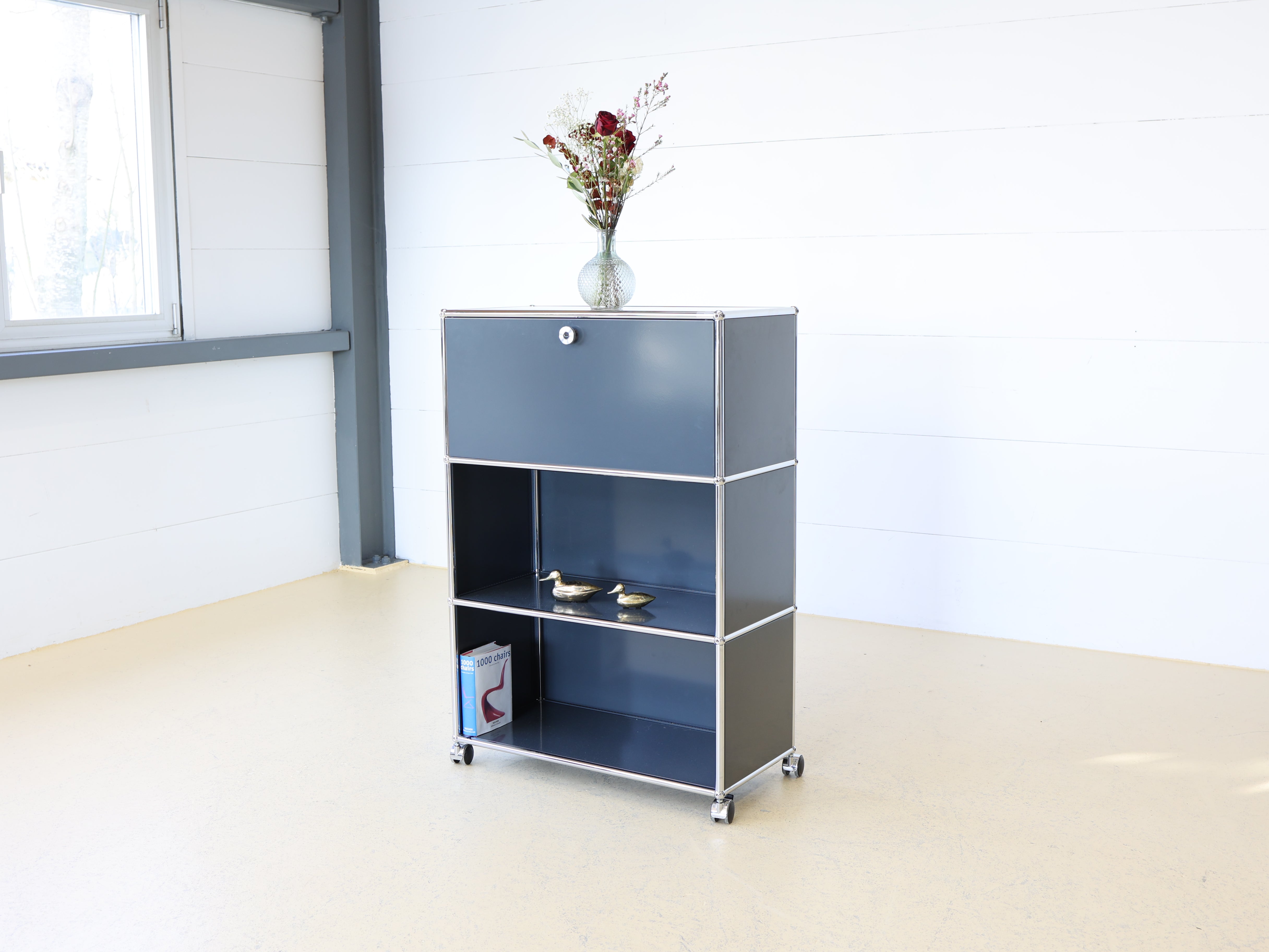 USM Haller Highboard in Grau (Anthrazitgrau) mit einer Klapptüre. Modularer Schweizer Designklassiker im Vintage-Zustand bei atelier TILIJA.