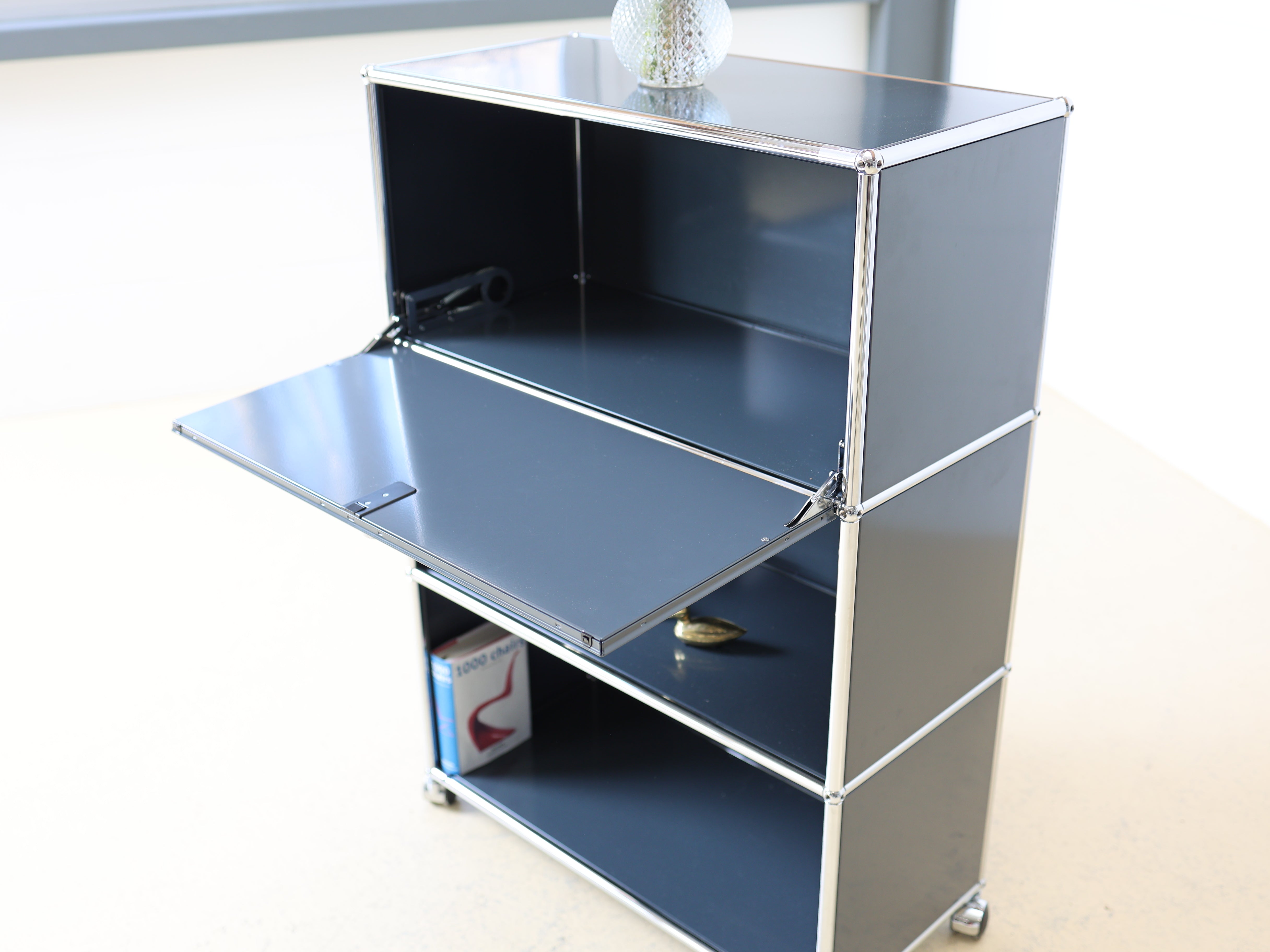 USM Haller Highboard in Grau (Anthrazitgrau) mit einer Klapptüre. Modularer Schweizer Designklassiker im Vintage-Zustand bei atelier TILIJA.