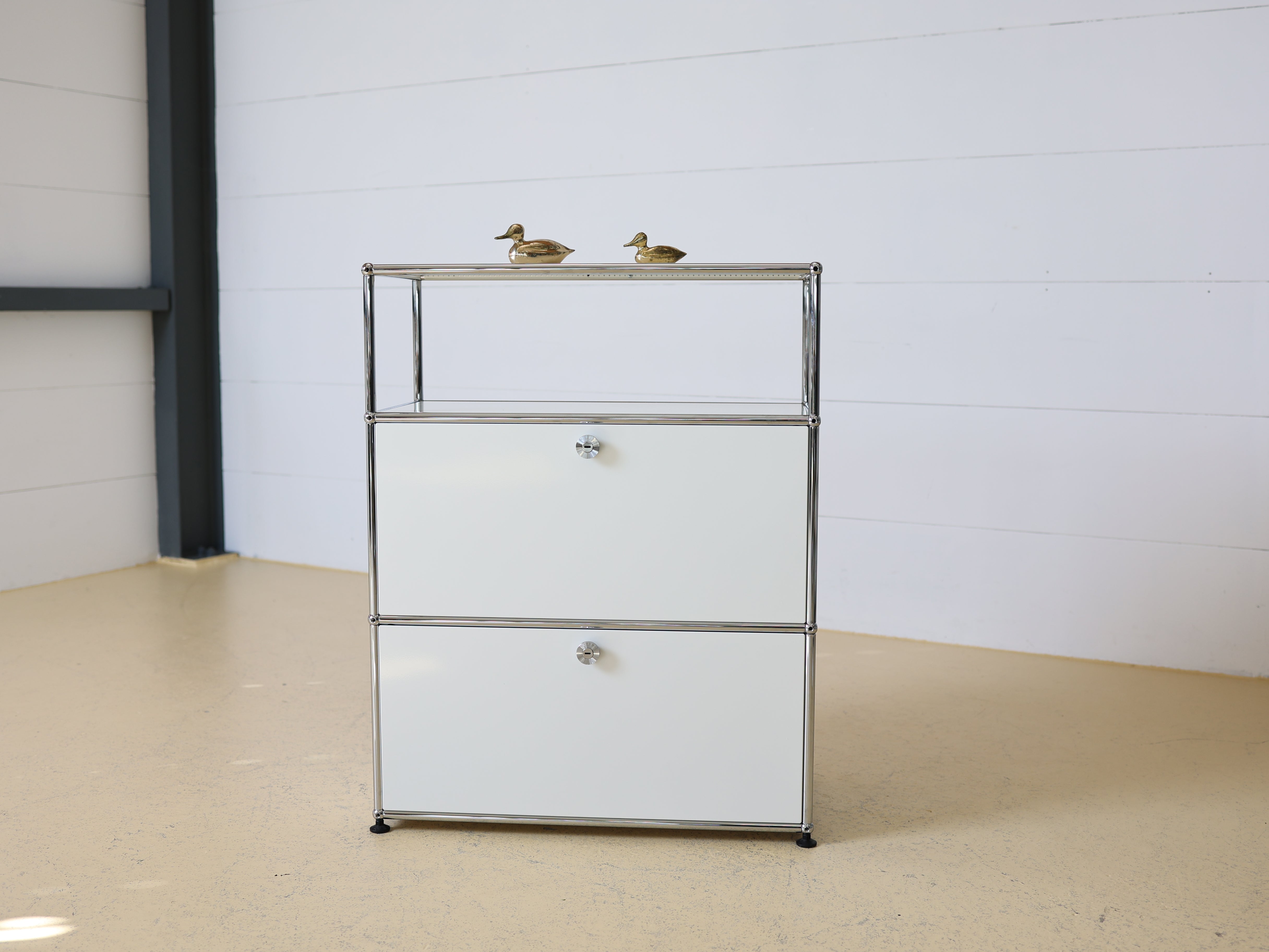 USM Haller Highboard in Weiss mit zwei Schubladen. Modularer Schweizer Designklassiker im Vintage-Zustand bei atelier TILIJA.
