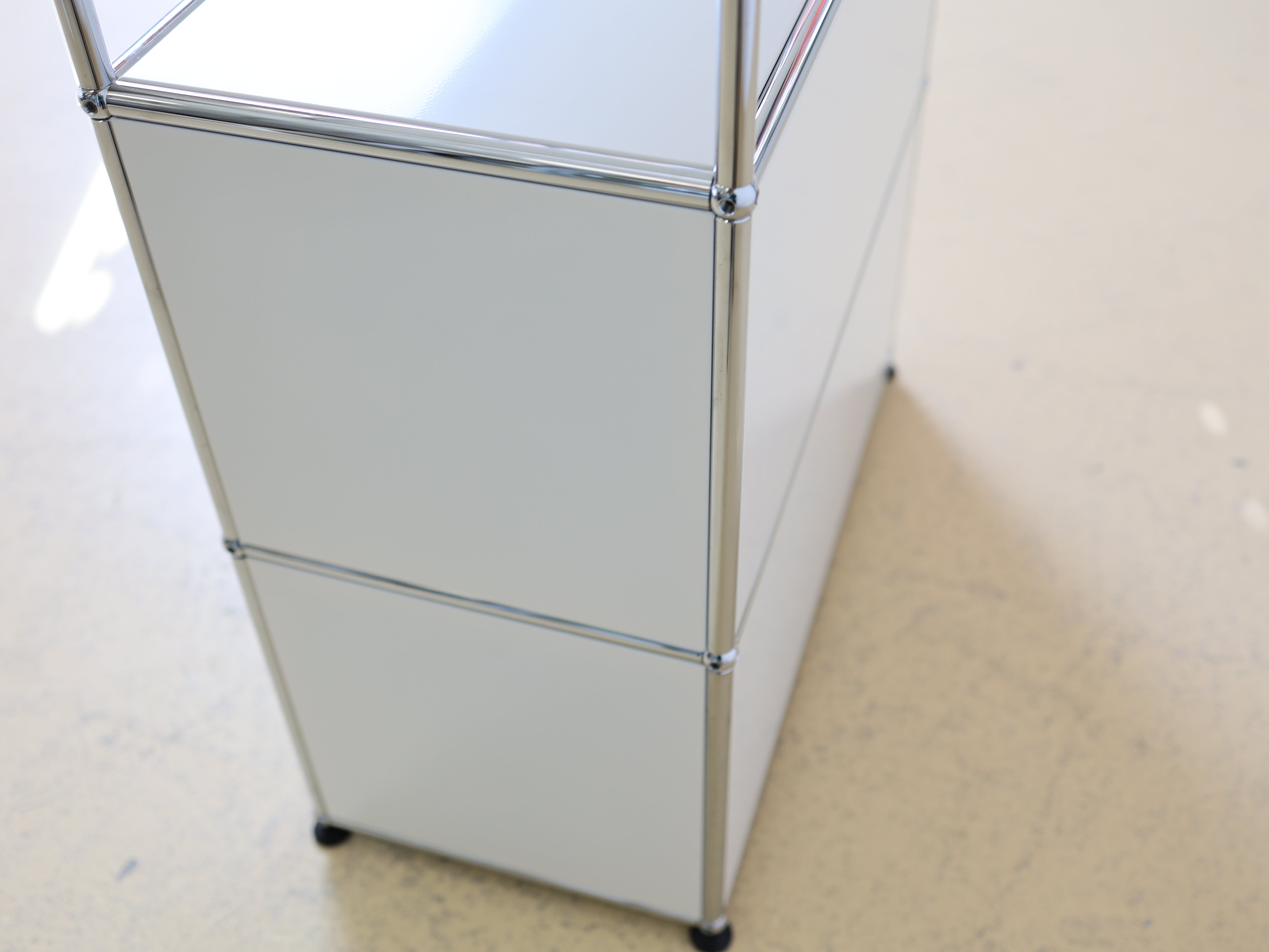 USM Haller Highboard in Weiss mit zwei Schubladen. Modularer Schweizer Designklassiker im Vintage-Zustand bei atelier TILIJA.
